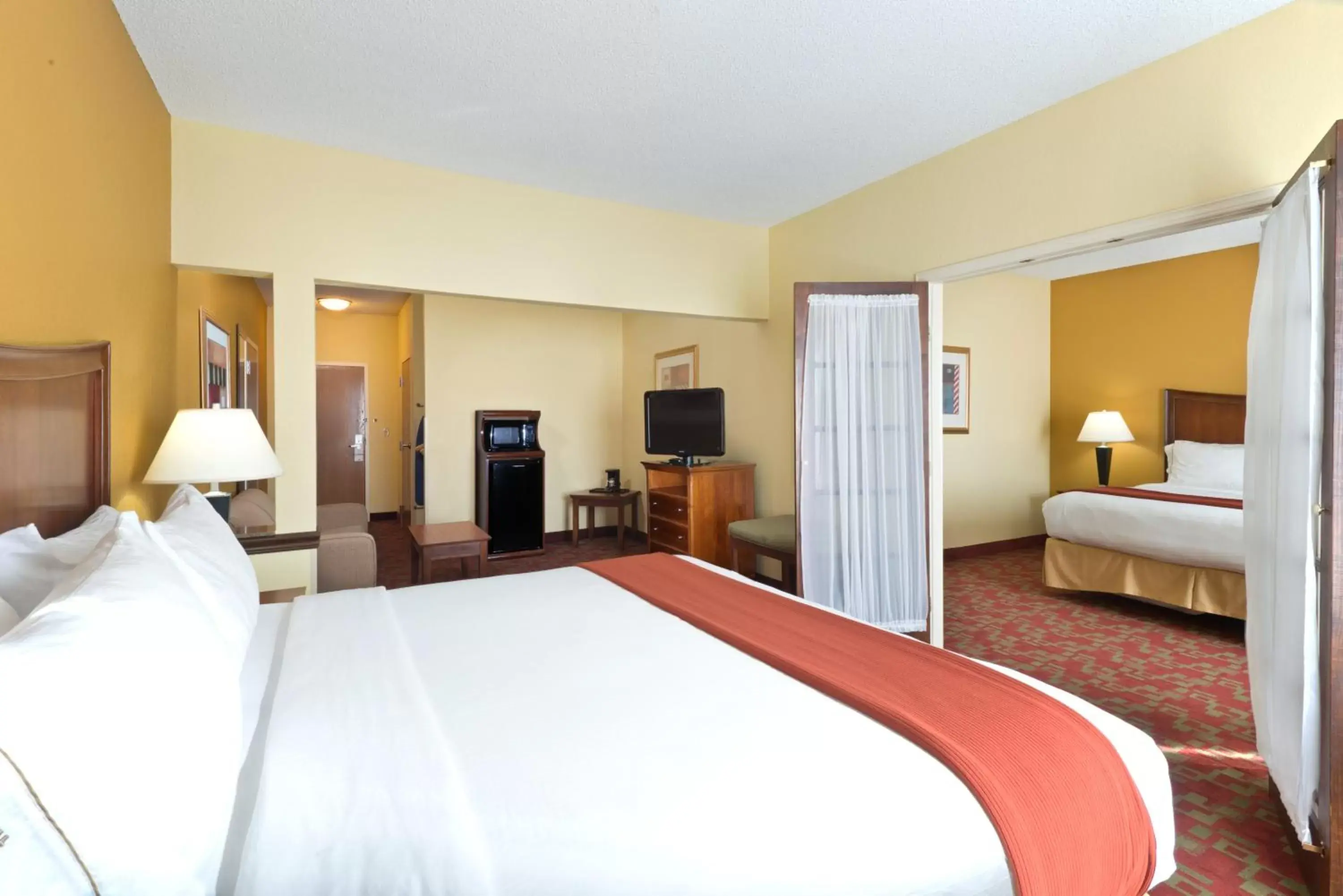 Photo of the whole room, Bed in Holiday Inn Express Suites Little Rock West, an IHG Hotel