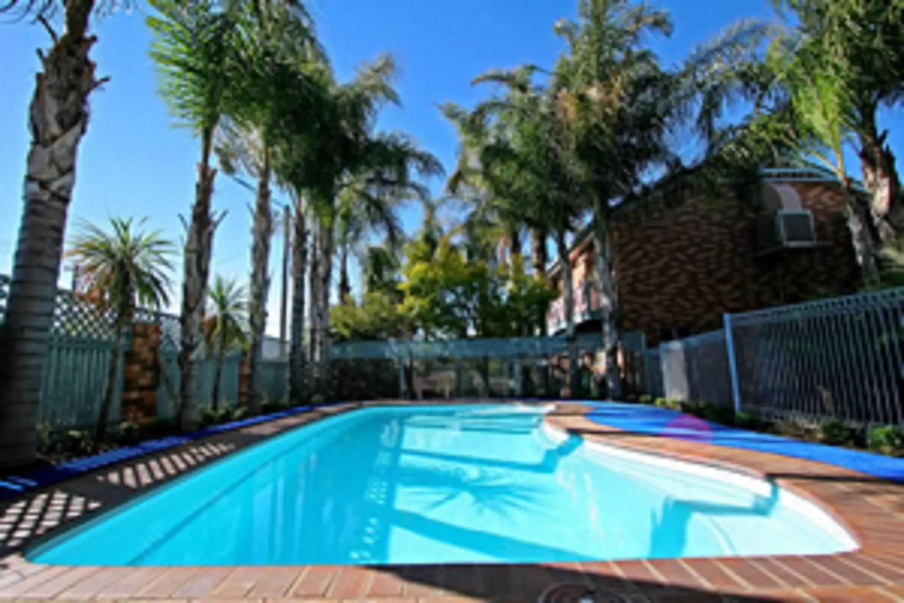 Swimming Pool in Cattlemans Country Motor Inn & Serviced Apartments