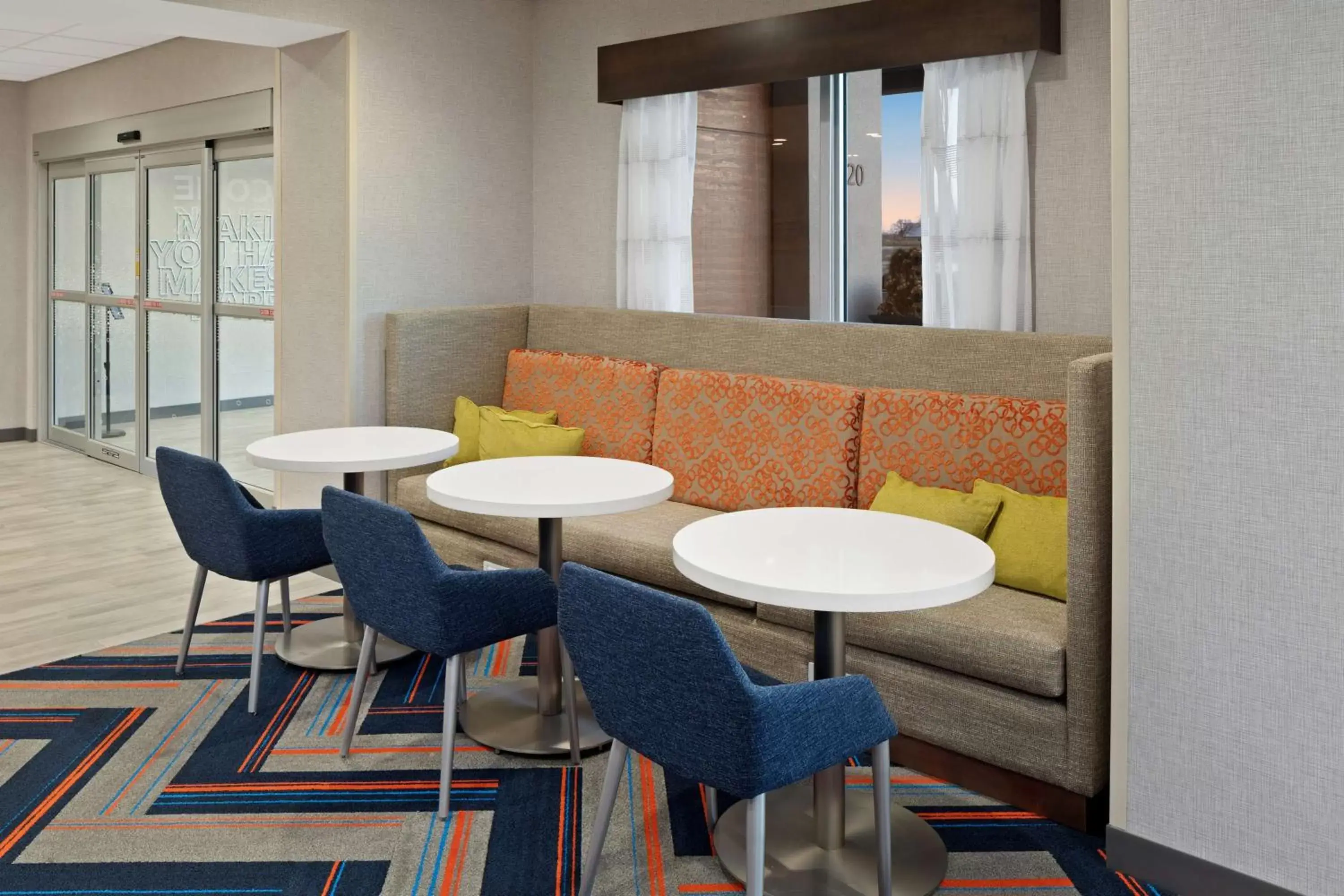 Lobby or reception, Lounge/Bar in Hampton Inn Circleville, Oh