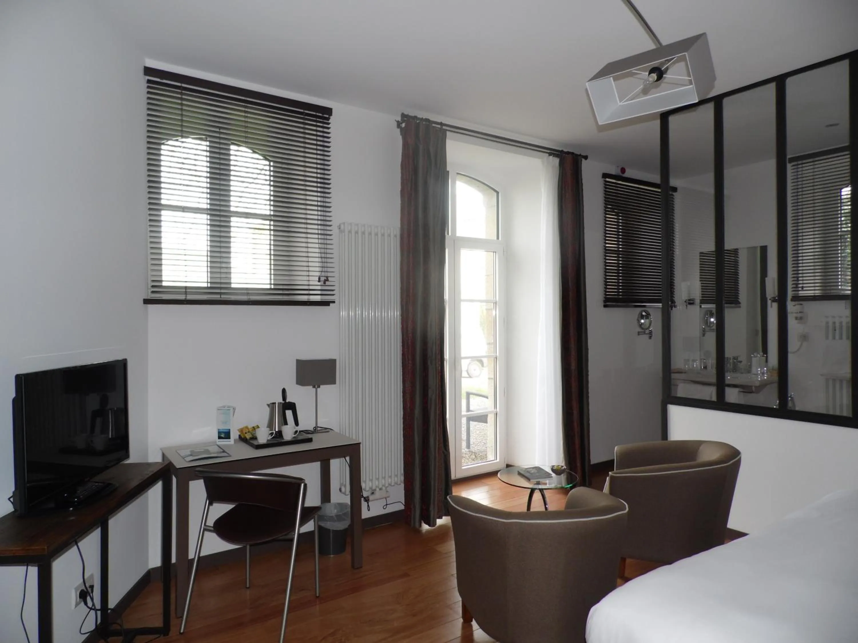 Coffee/tea facilities, Bed in Clos de Vallombreuse, The Originals Relais