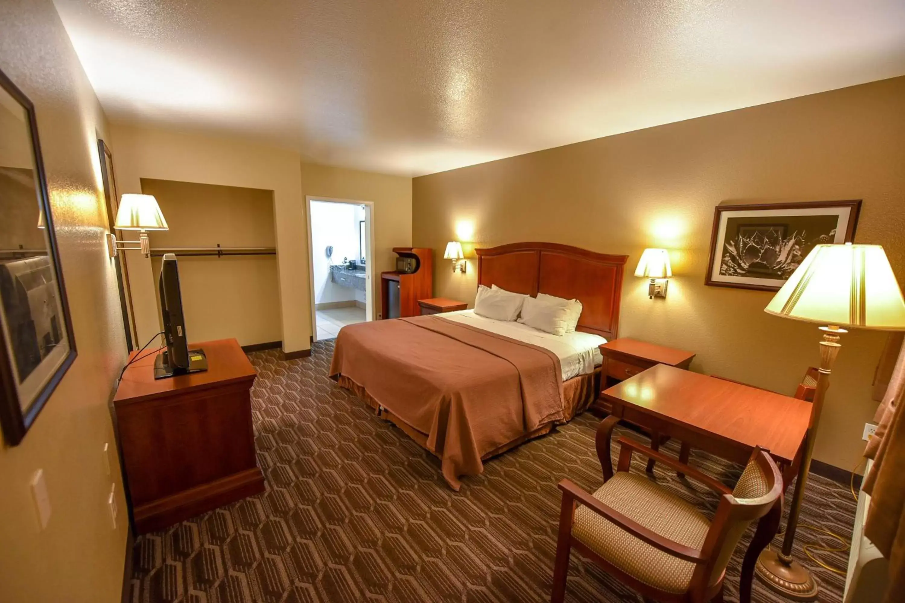 Photo of the whole room, Bed in Best Western Inn of Chandler