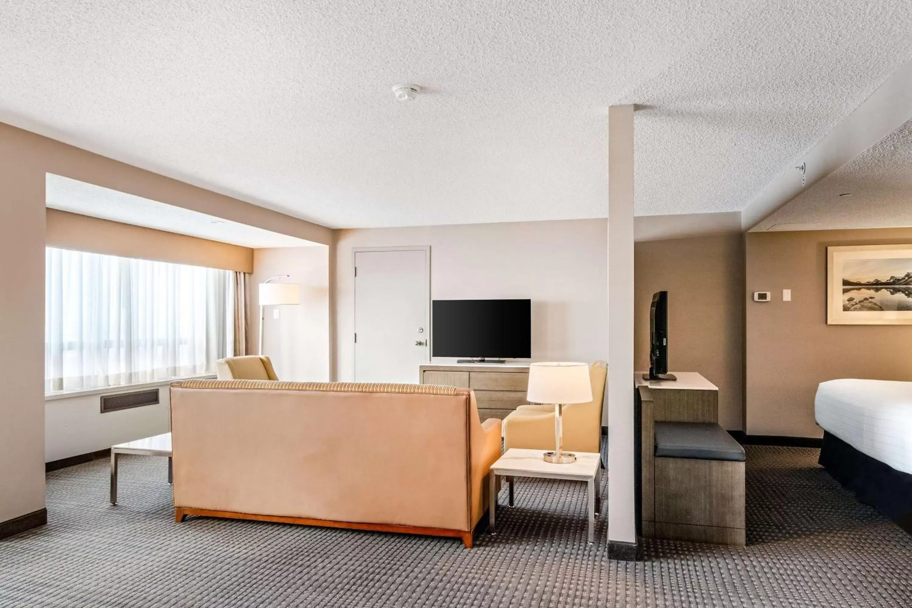 Photo of the whole room, Seating Area in Best Western Premier Calgary Plaza Hotel & Conference Centre