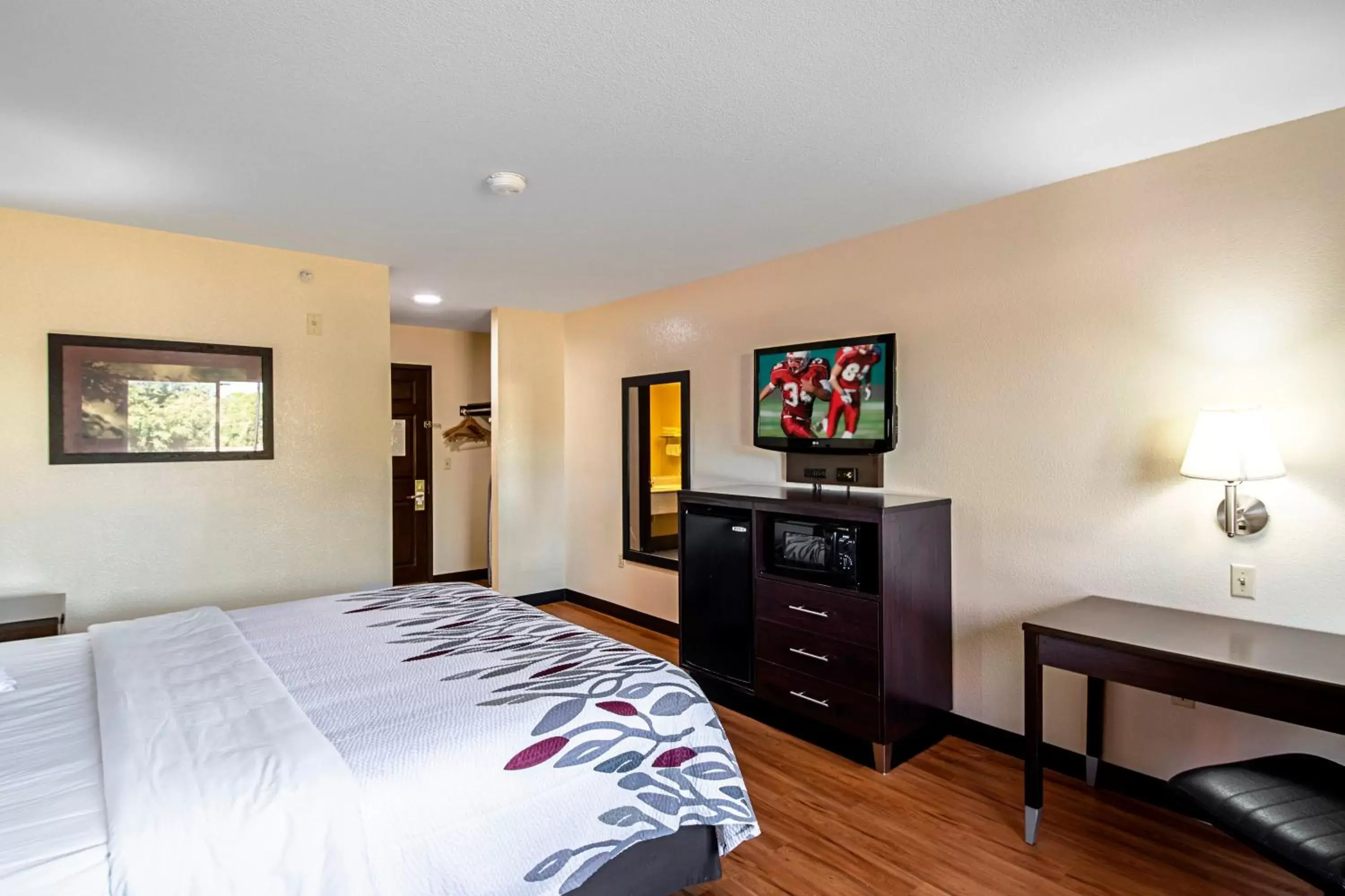 Photo of the whole room, TV/Entertainment Center in Red Roof Inn San Marcos