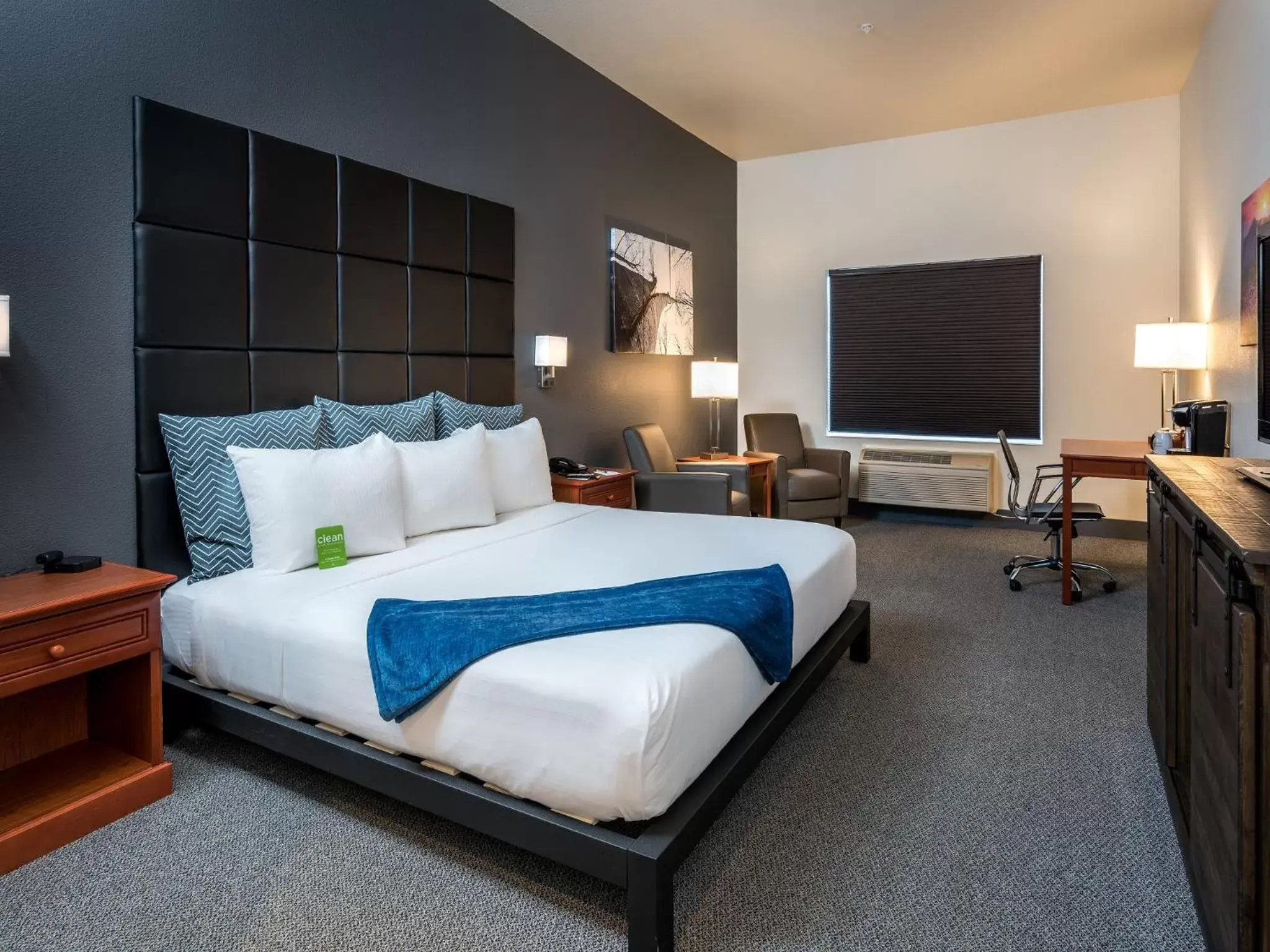 Bed in Wood River Inn & Suite