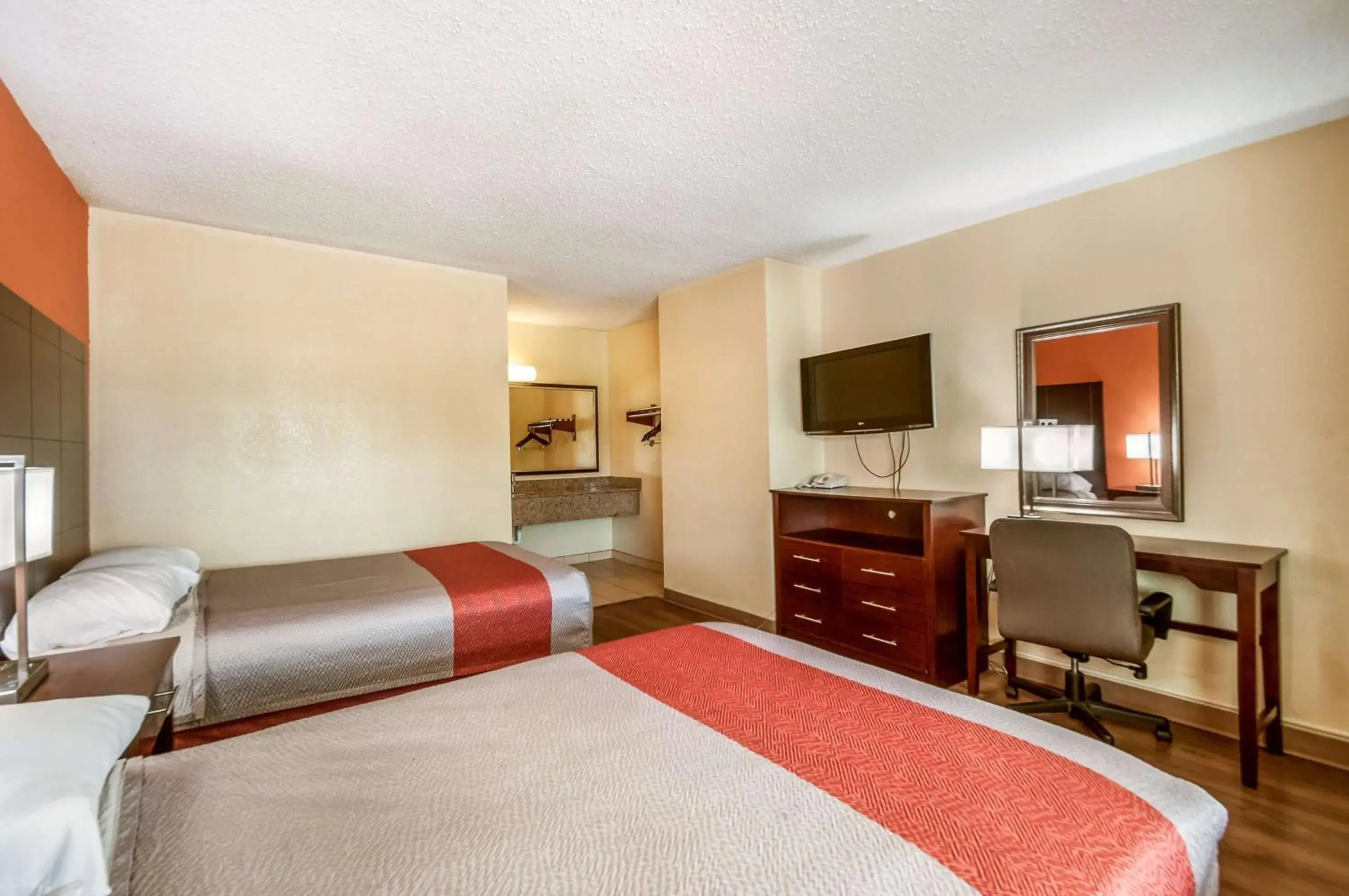 TV and multimedia, Bed in Motel 6-Washington, DC - Convention Center