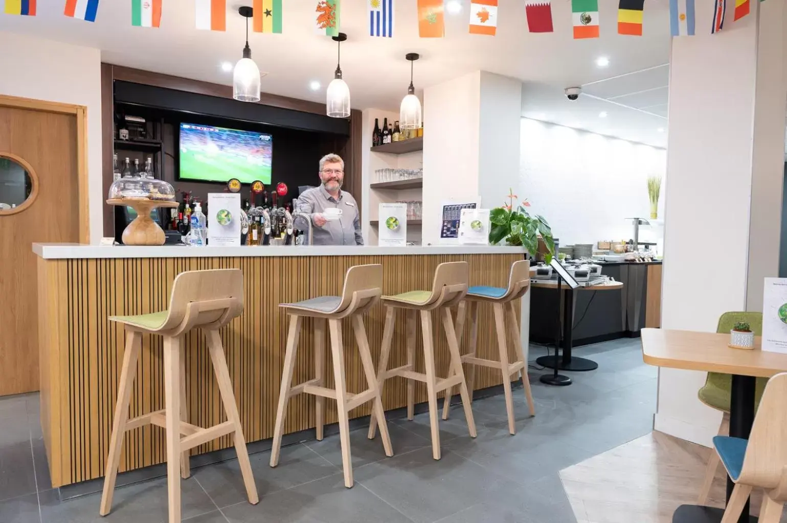 TV and multimedia, Lounge/Bar in Holiday Inn Calais-Centre, an IHG Hotel