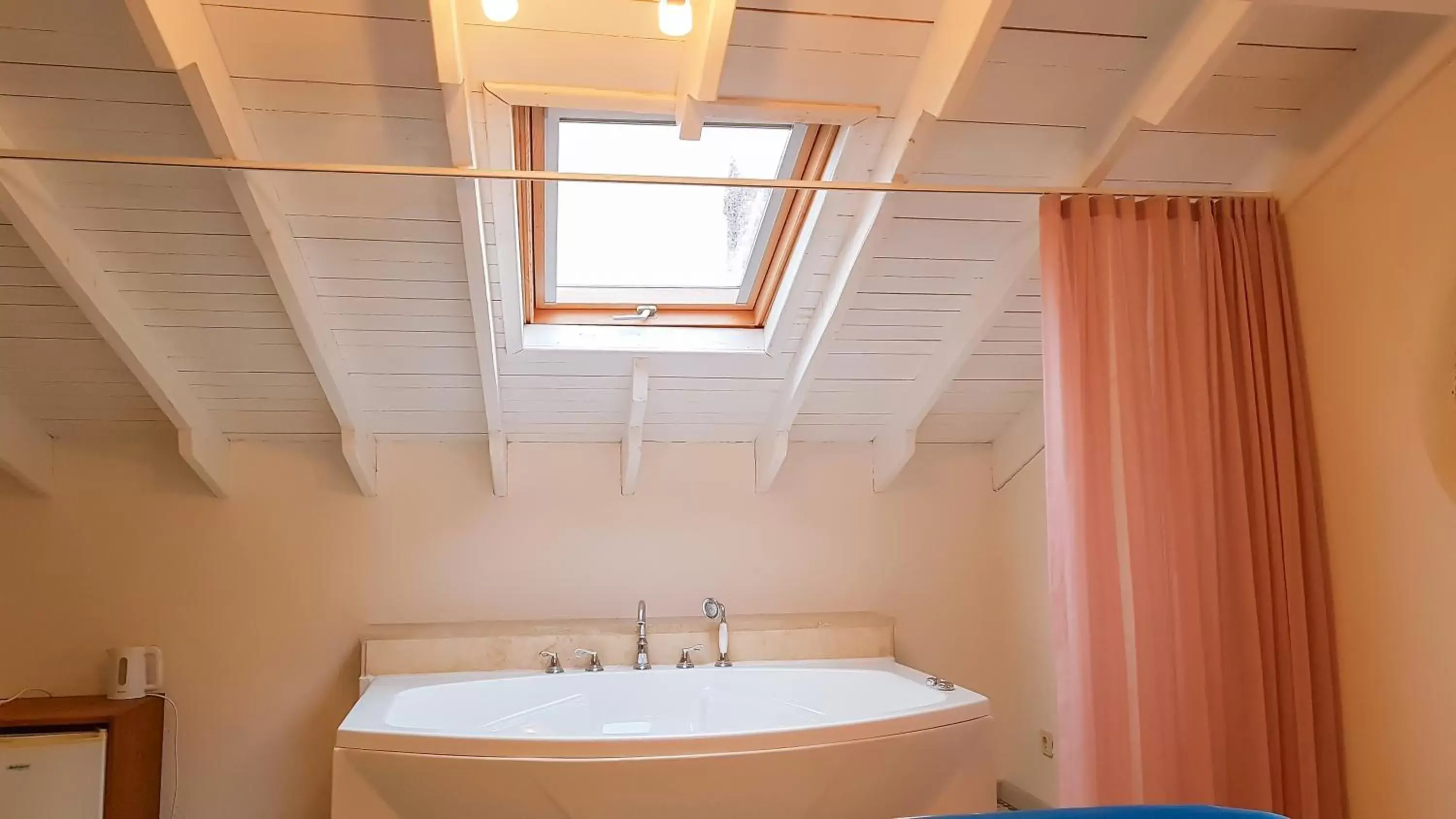 Hot Tub, Bathroom in Rebetiko Hotel