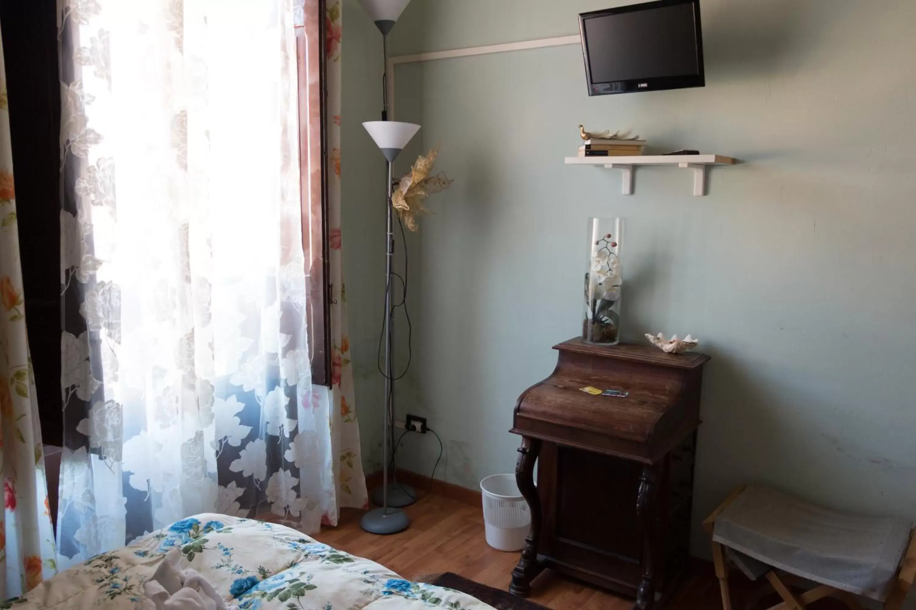 Shower, TV/Entertainment Center in B&B Camelot