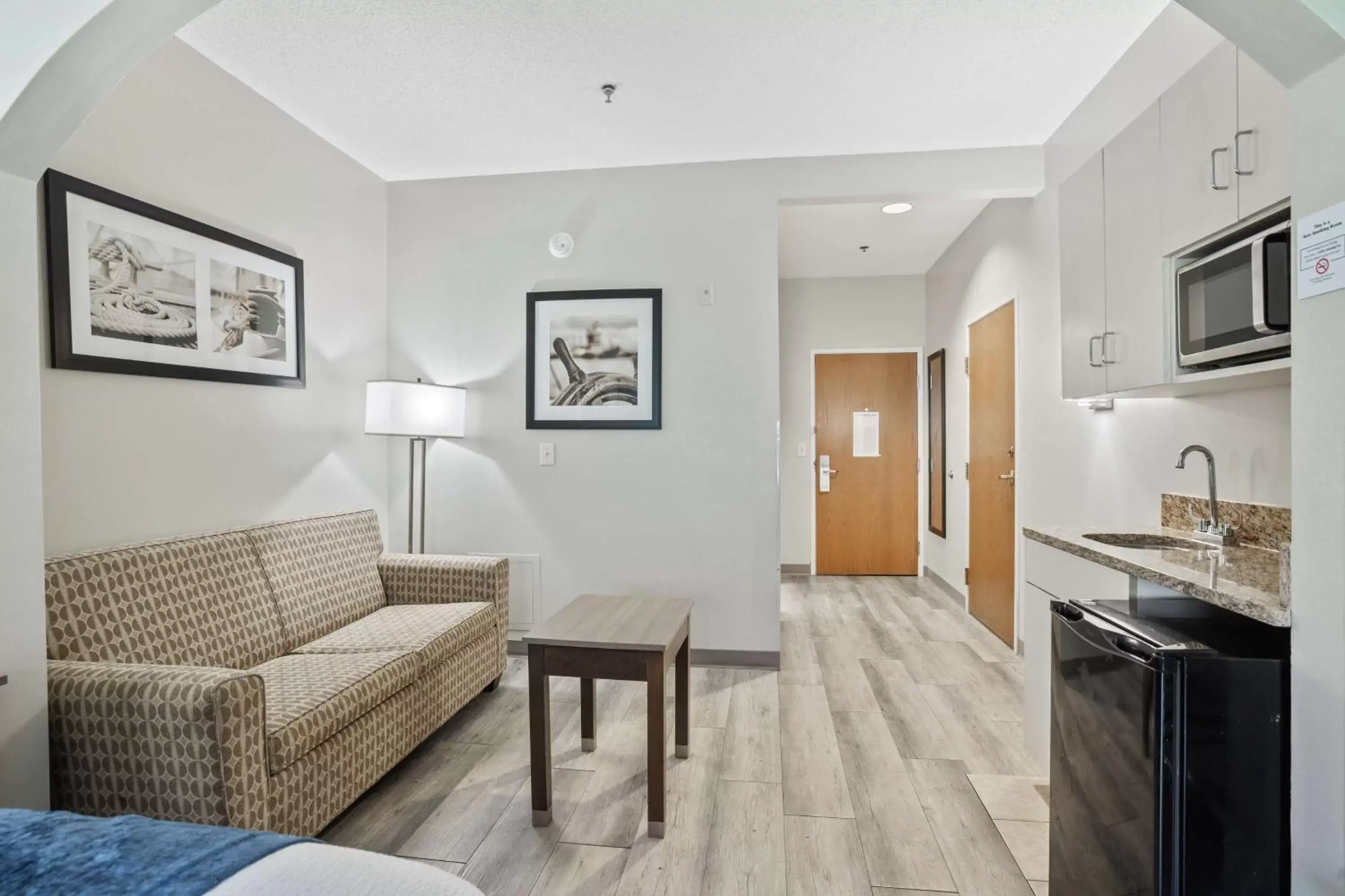 Bedroom, Seating Area in Blue Water Inn & Suites BW Signature Collection