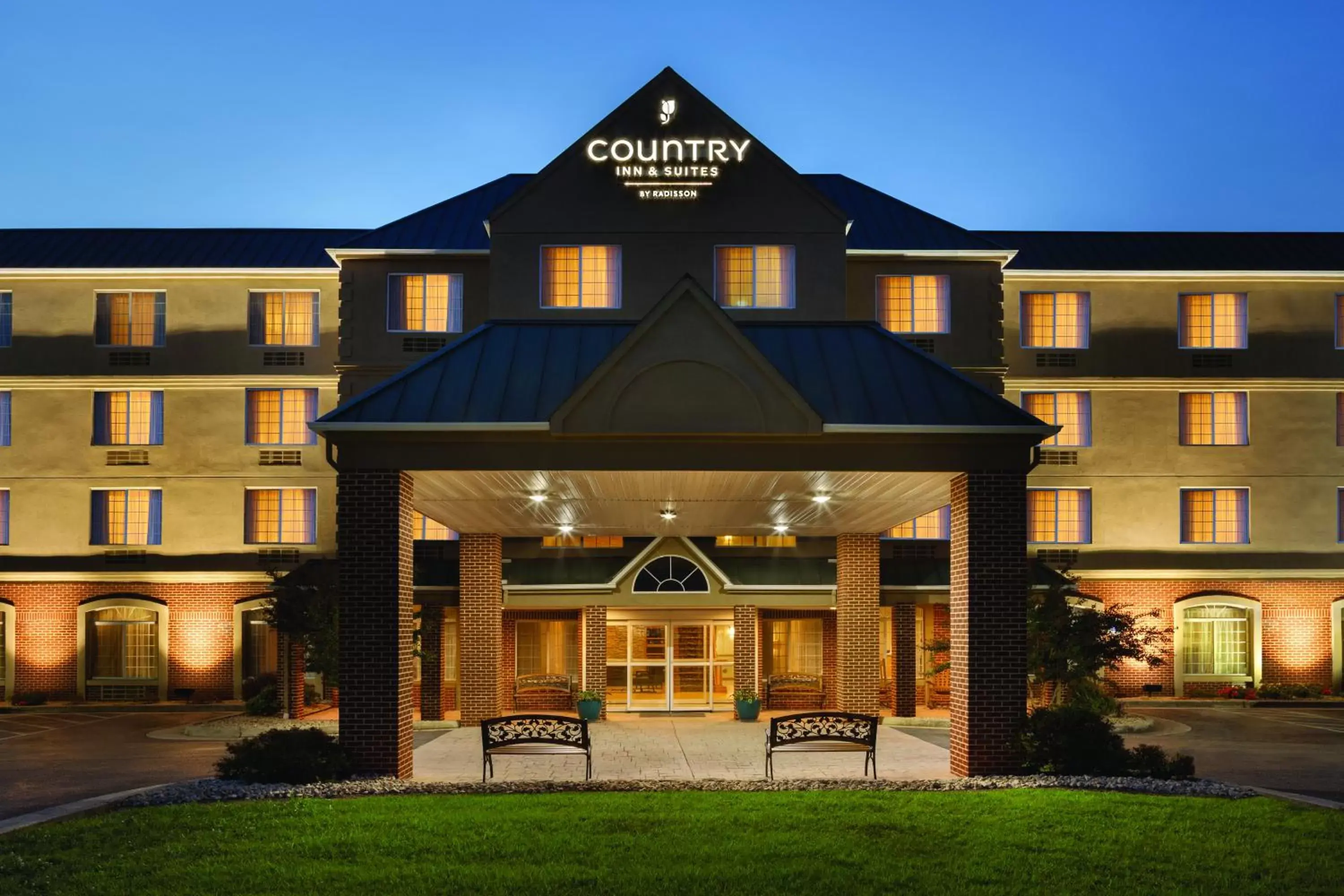Property building in Country Inn & Suites by Radisson, Lexington, VA