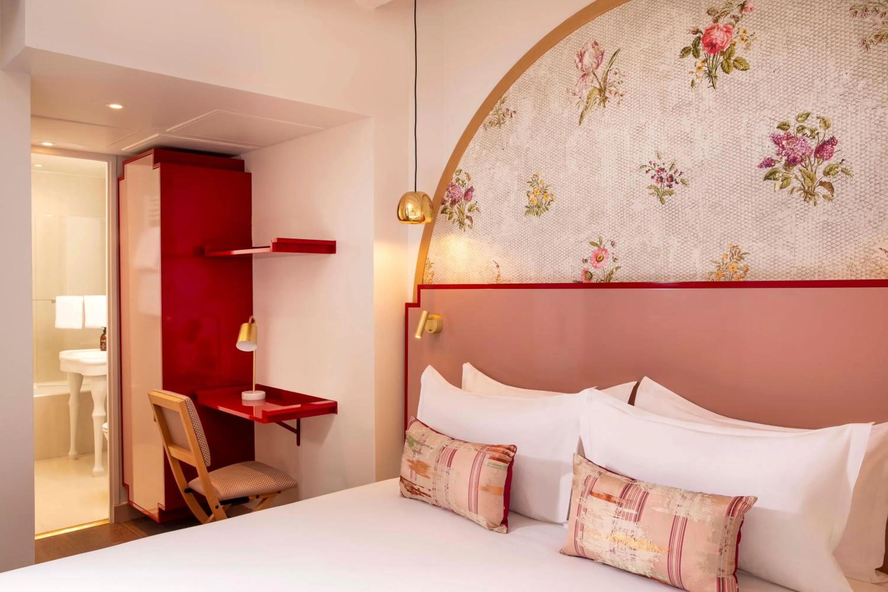 Bed in Hotel des Deux-Iles - Notre-Dame