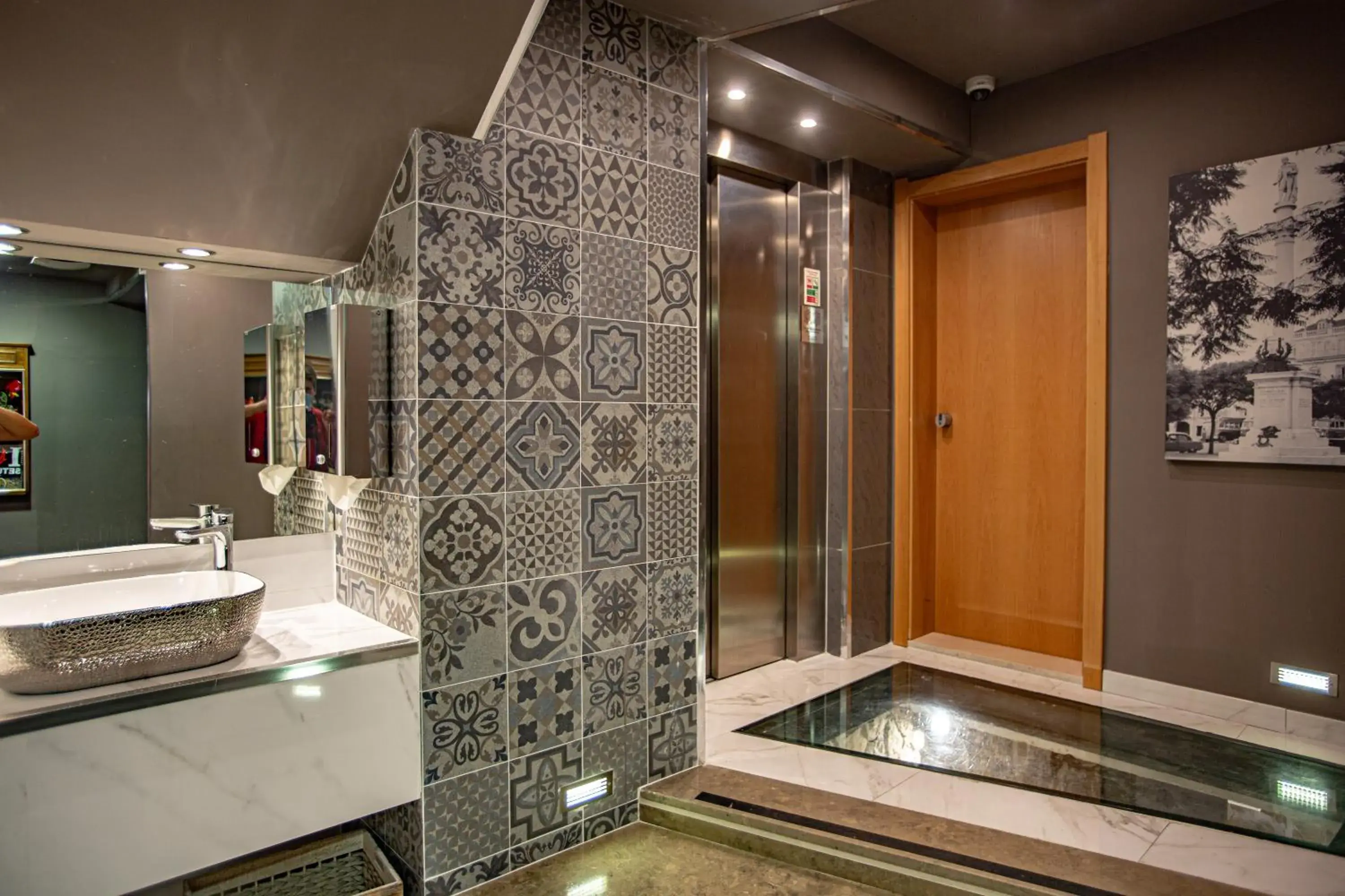 elevator, Bathroom in Hotel Bocage