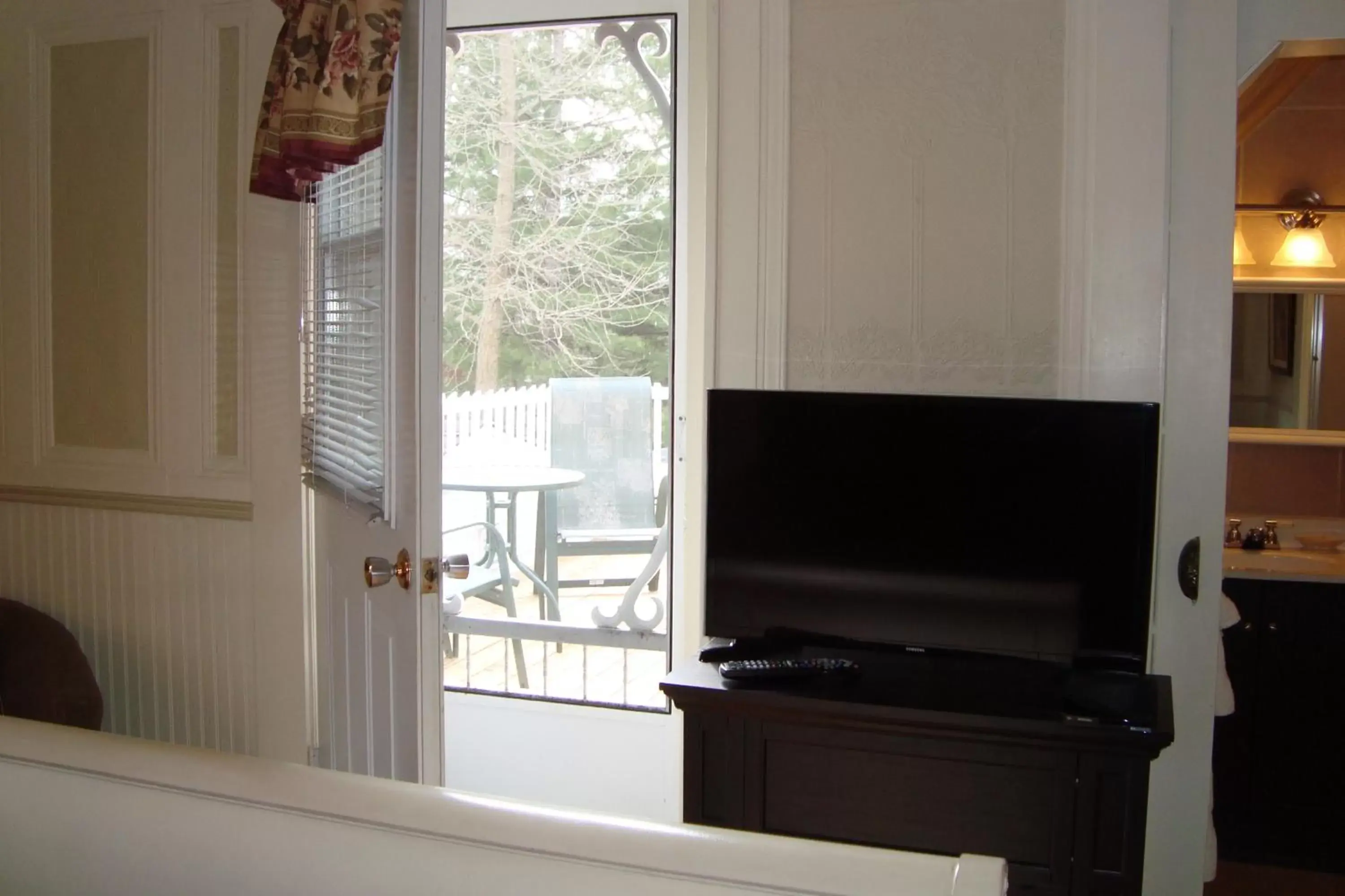 Bedroom, TV/Entertainment Center in Ô Bois Dormant B&B