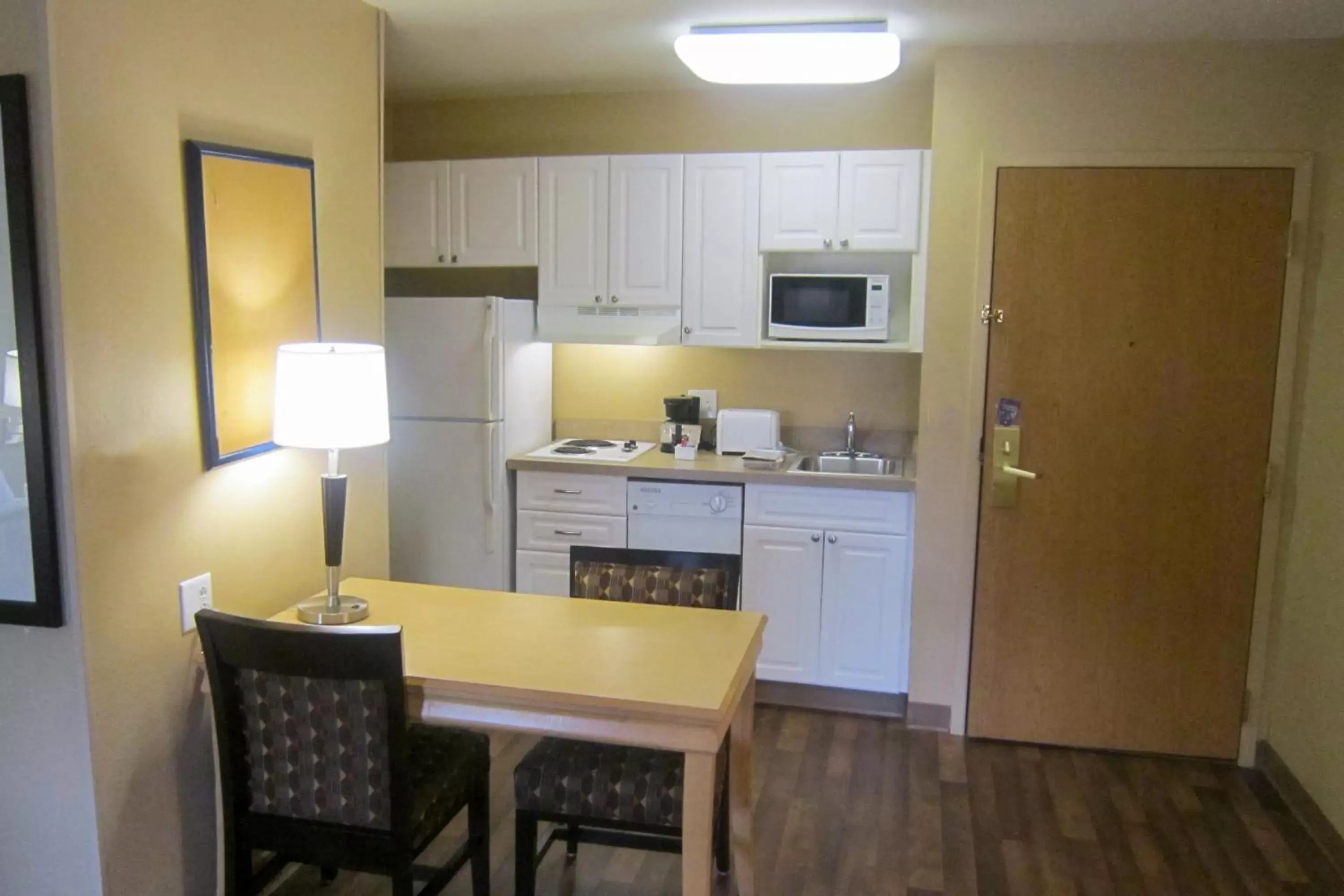 Kitchen or kitchenette, Kitchen/Kitchenette in Extended Stay America Suites - Seattle - Bothell - Canyon Park