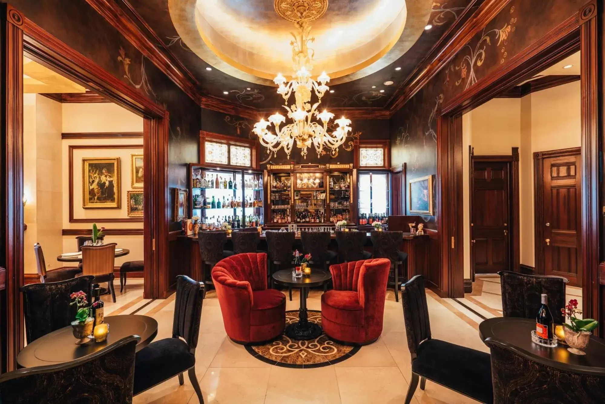 Lounge or bar in Neighbourgood Sutter Mansion Lounge or bar in Neighbourgood Sutter Mansion