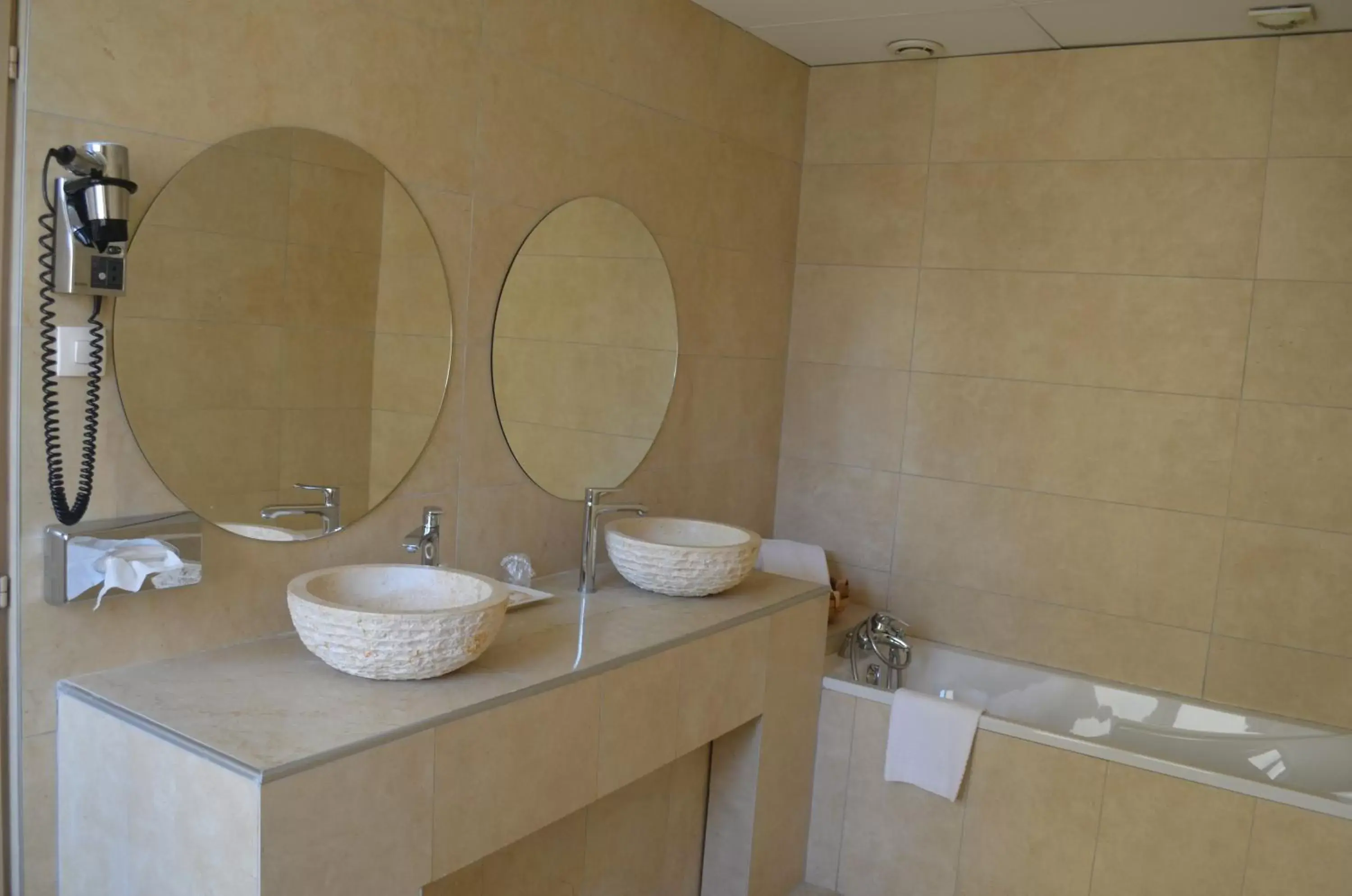 Bathroom in Hôtel Terminus
