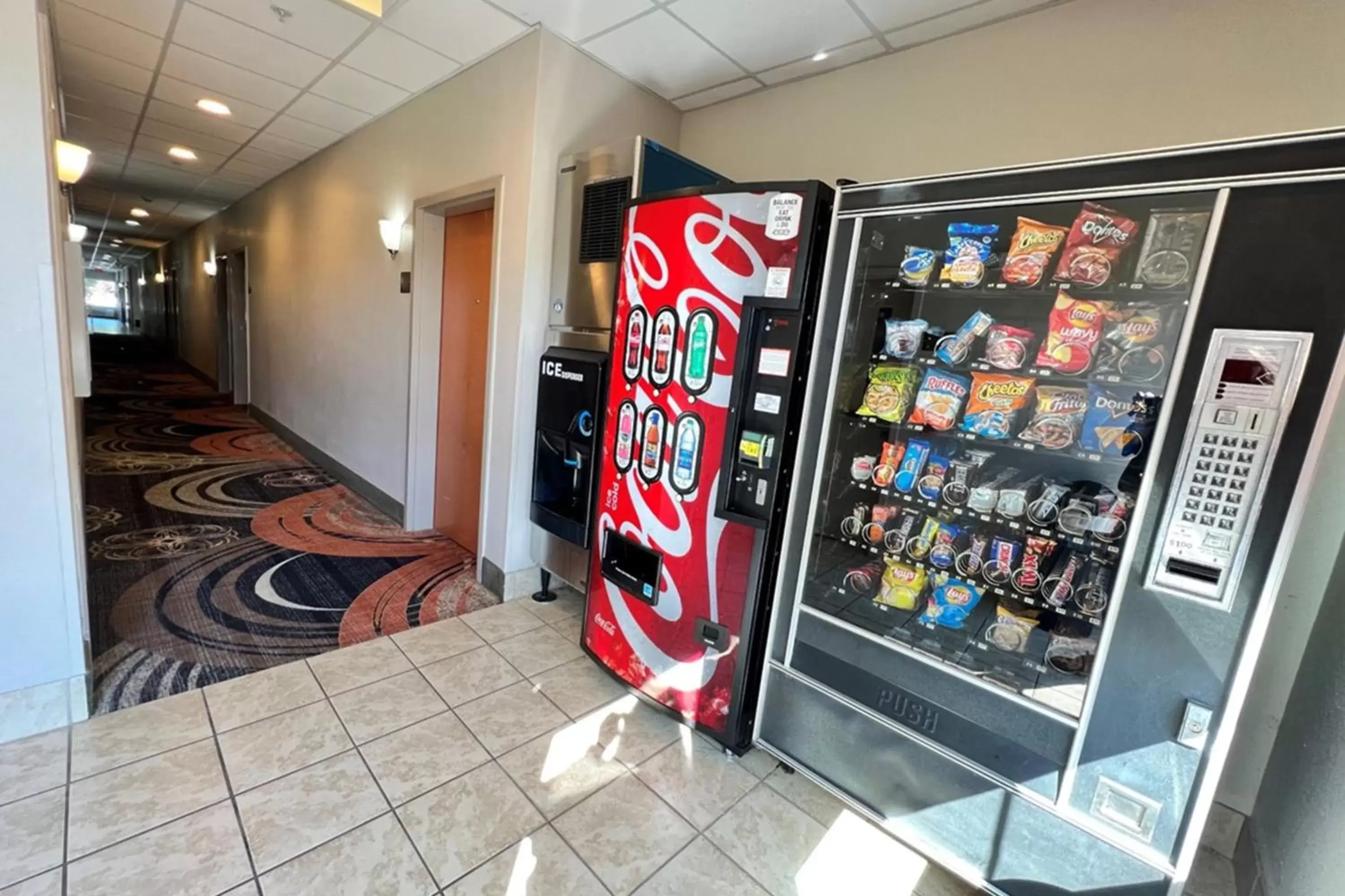 vending machine, Supermarket/Shops in Econo Lodge