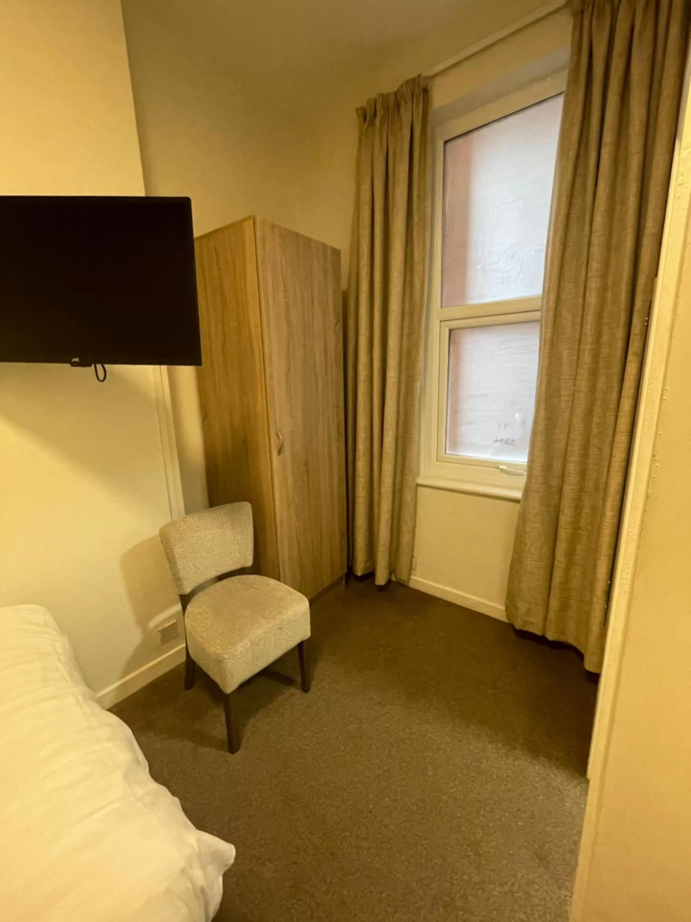 Living room, Bed in The Clarendon Hotel