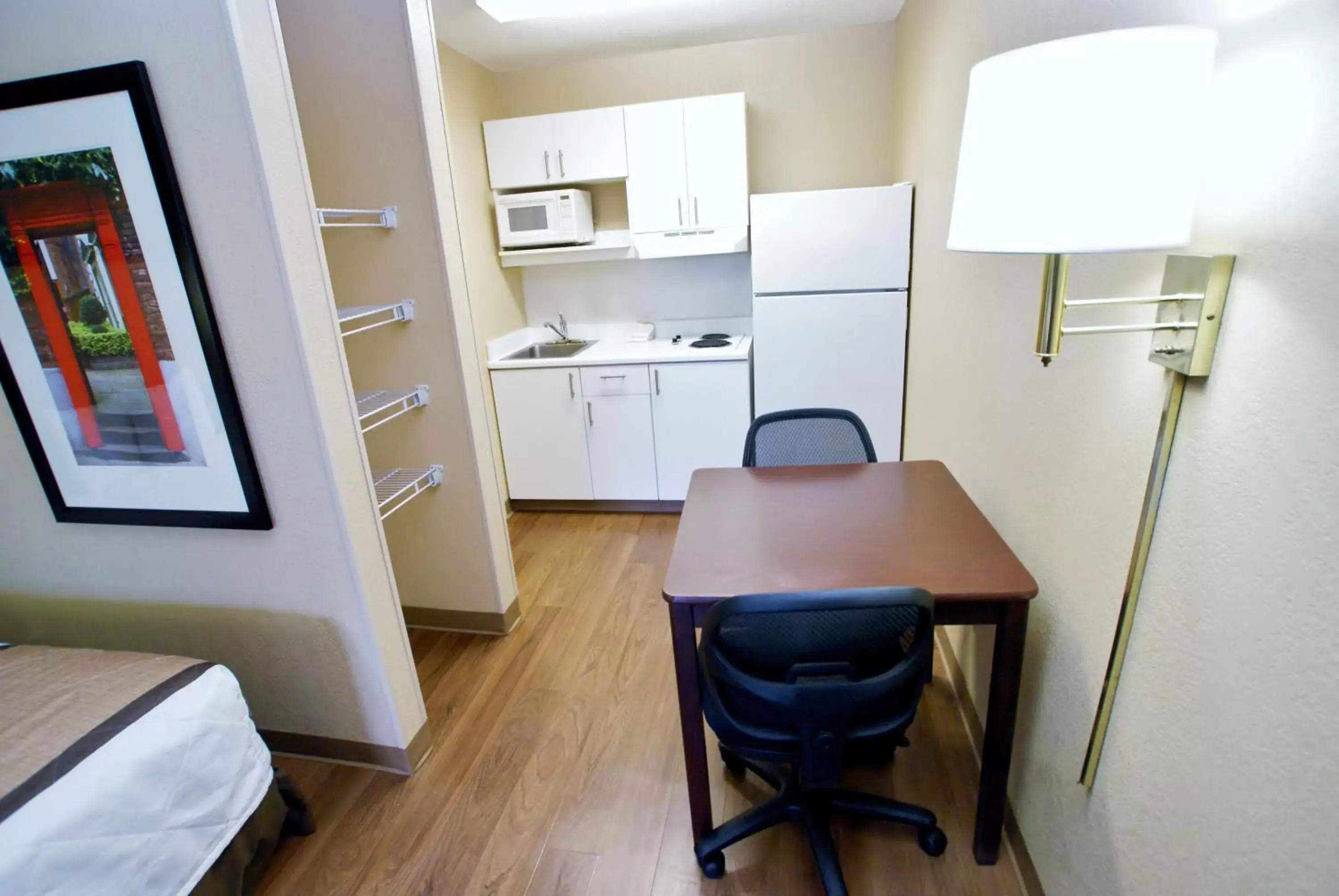 Bed, Kitchen/Kitchenette in Extended Stay America Suites - Newport News - Oyster Point