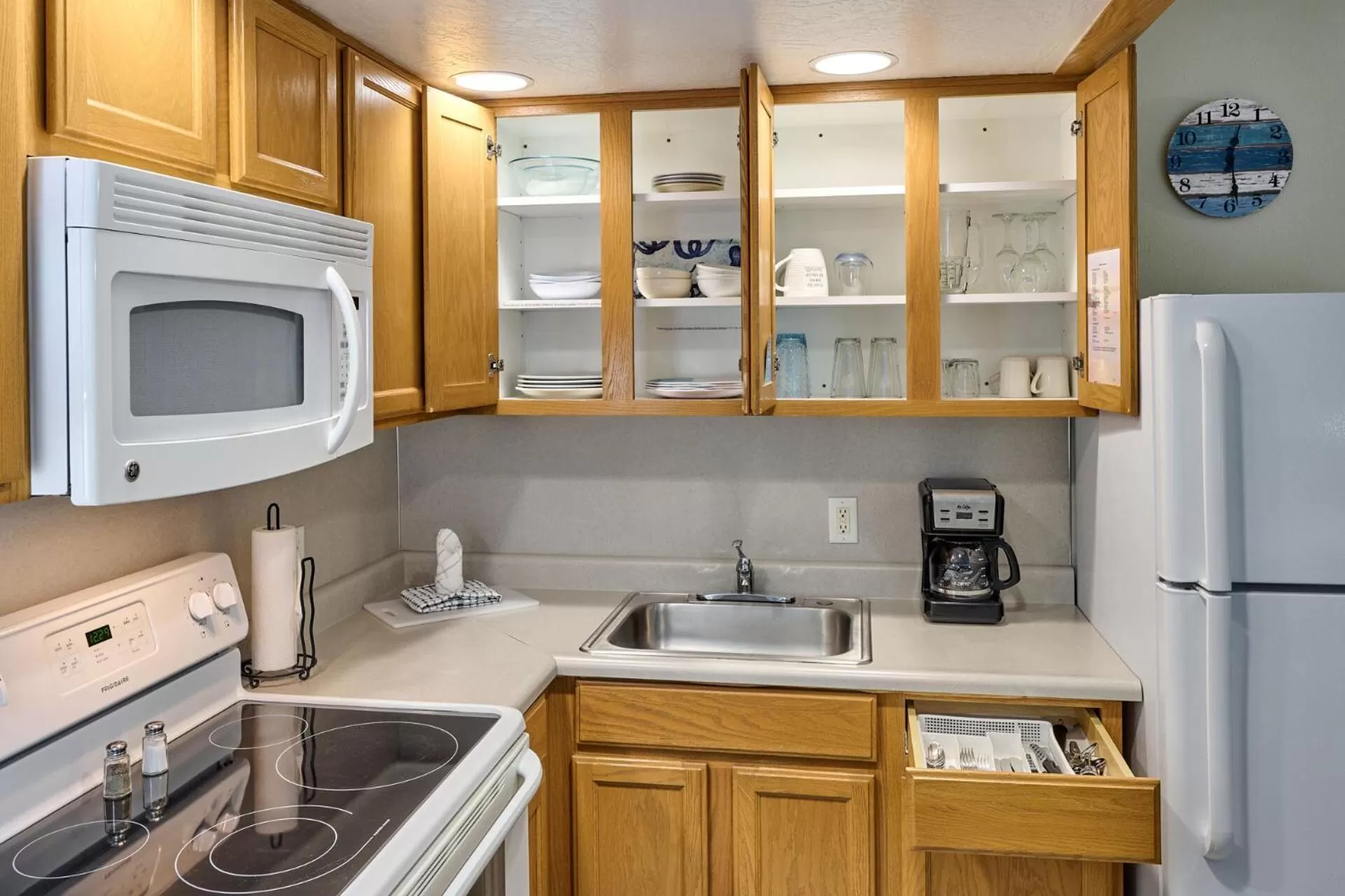 Coffee/tea facilities, Kitchen/Kitchenette in D Sands Rentals