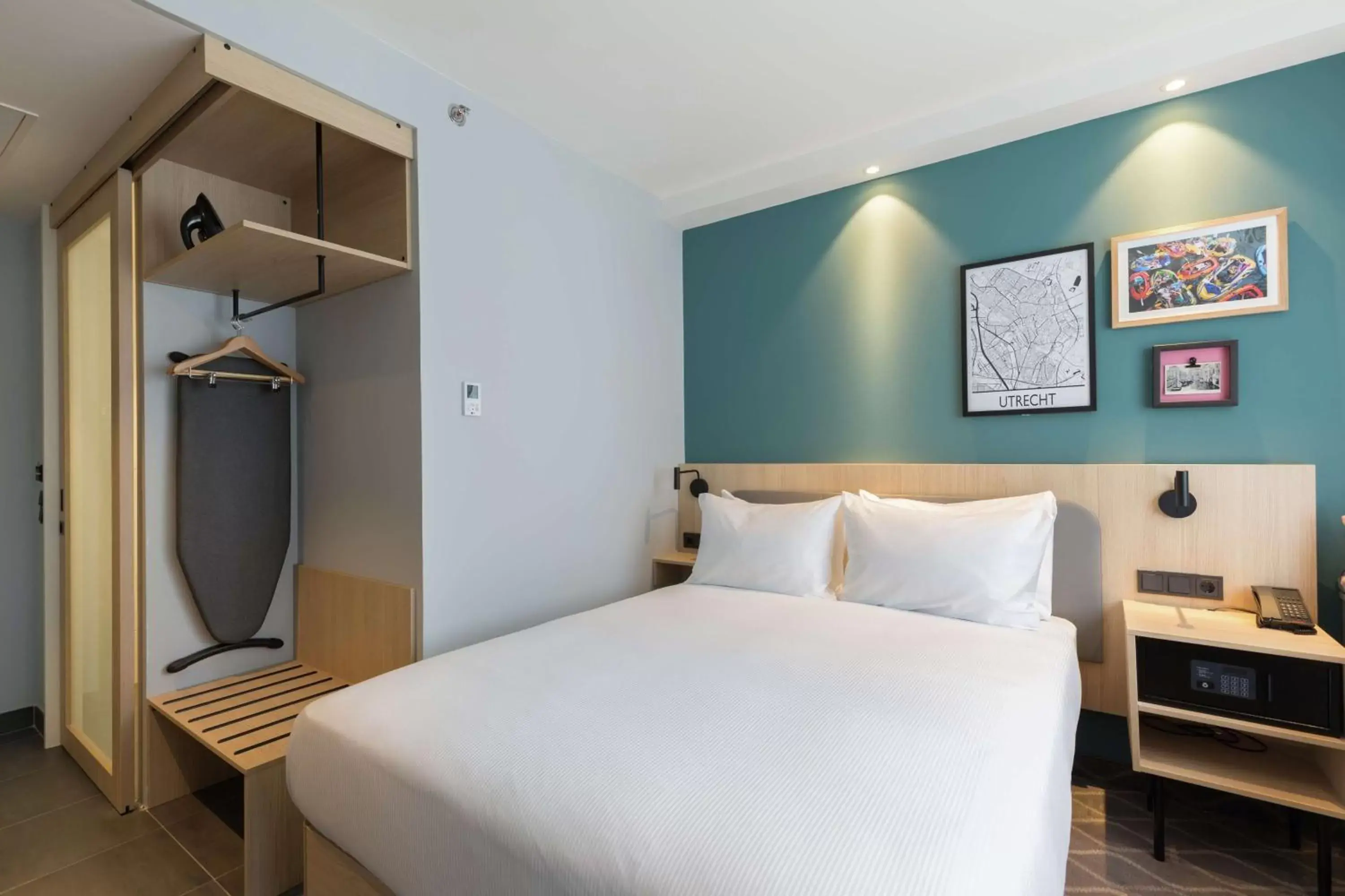 Bed in Hampton By Hilton Utrecht Centraal Station