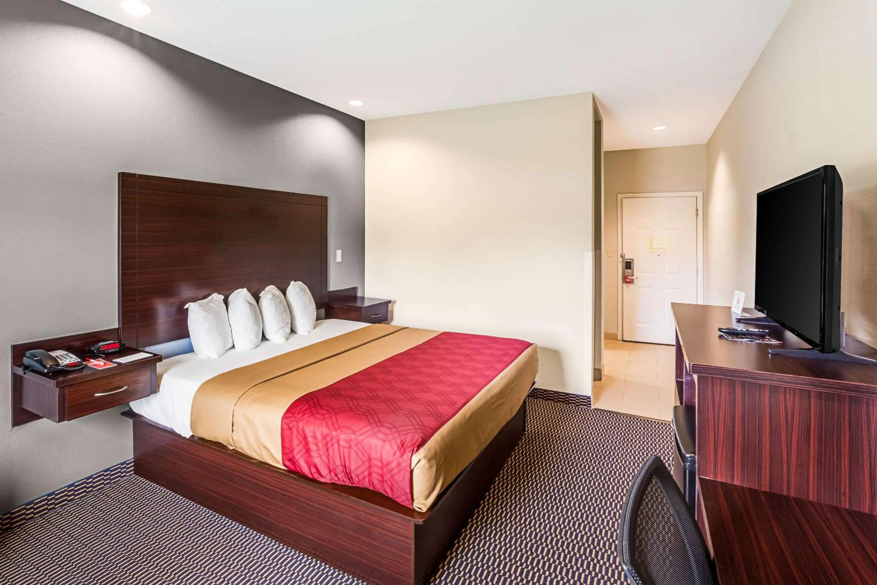 Photo of the whole room, Bed in Econo Lodge Baton Rouge University Area