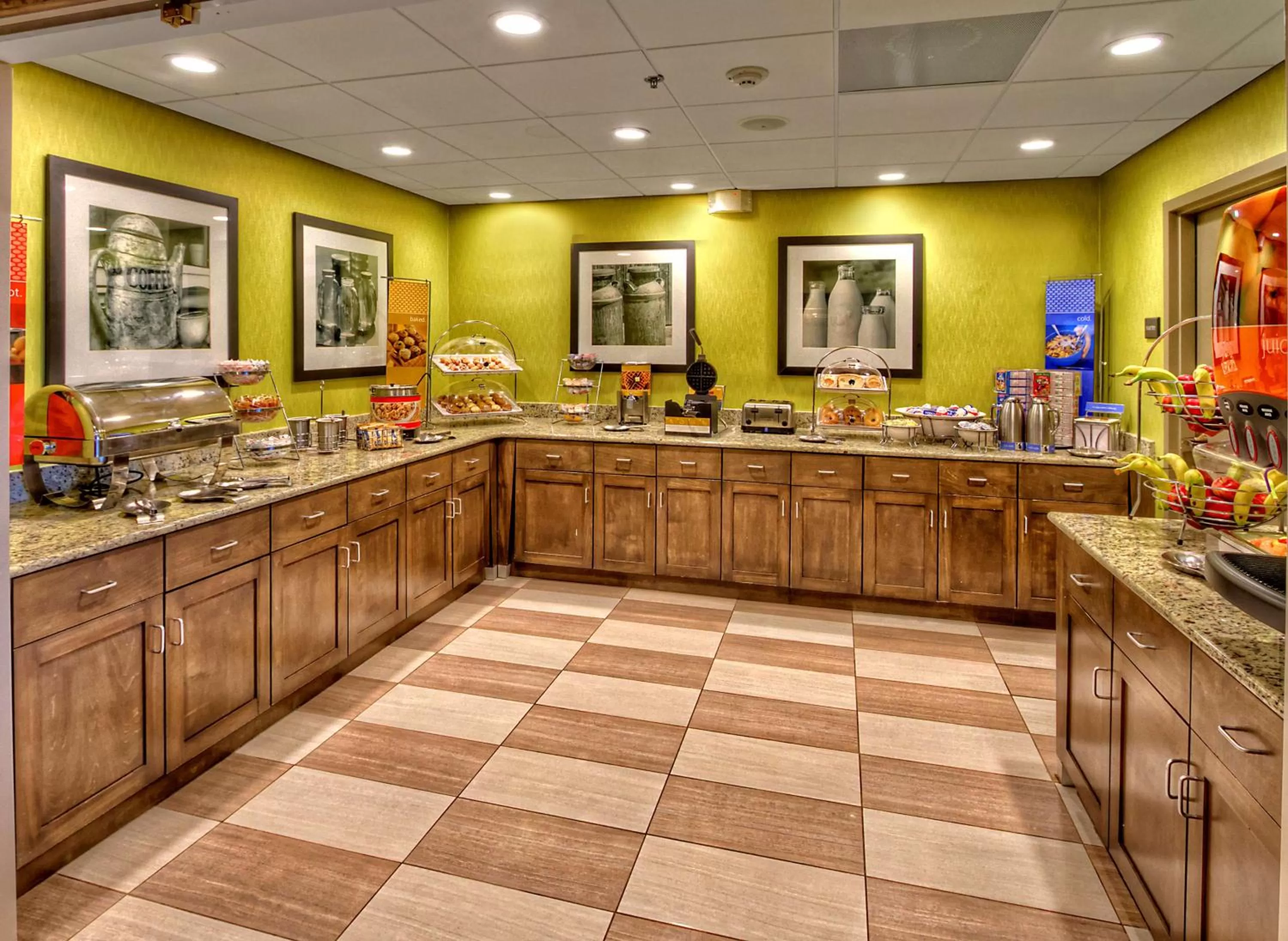 Dining area in Hampton Inn Beaufort