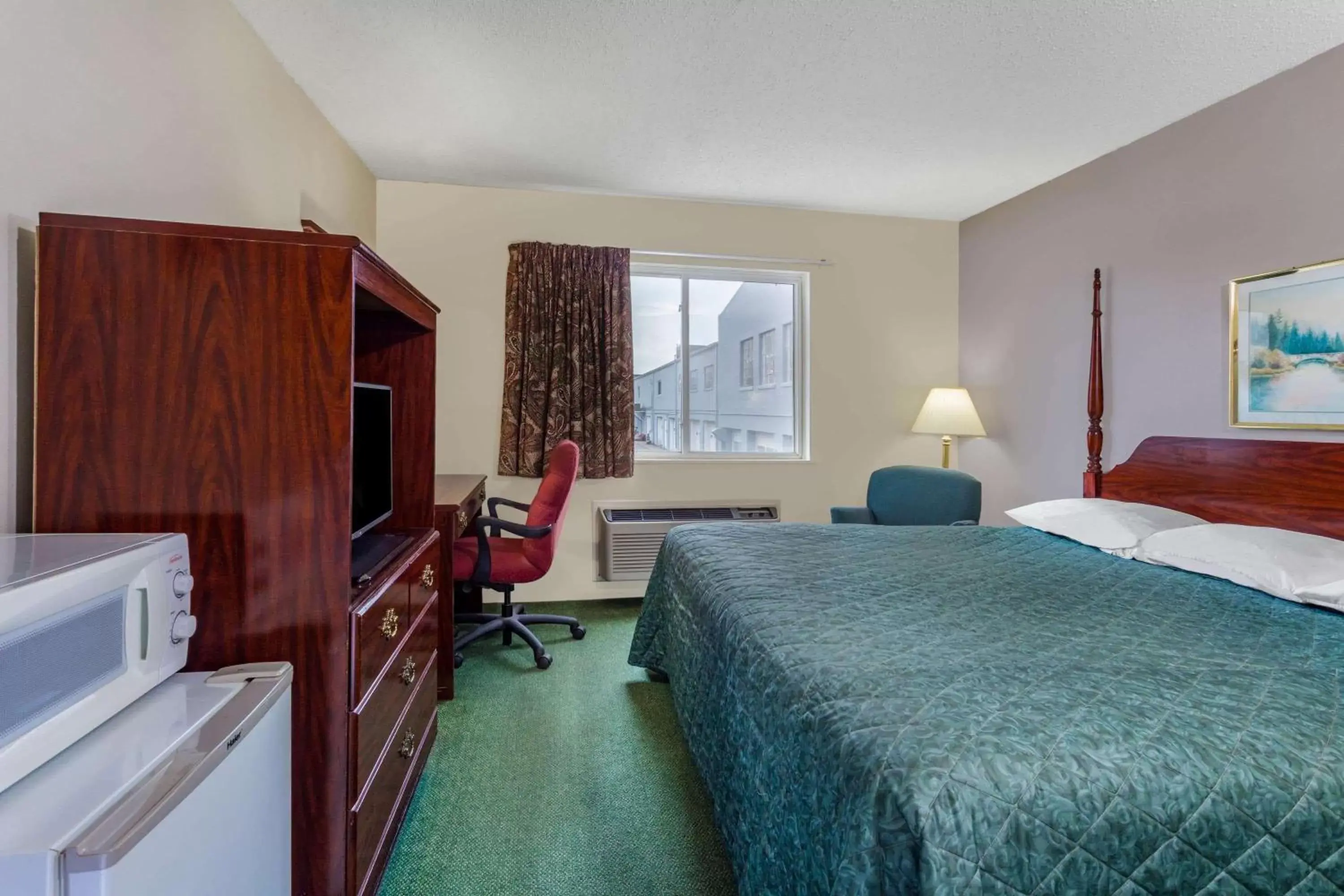 Photo of the whole room, Bed in Super 8 by Wyndham Reedsburg