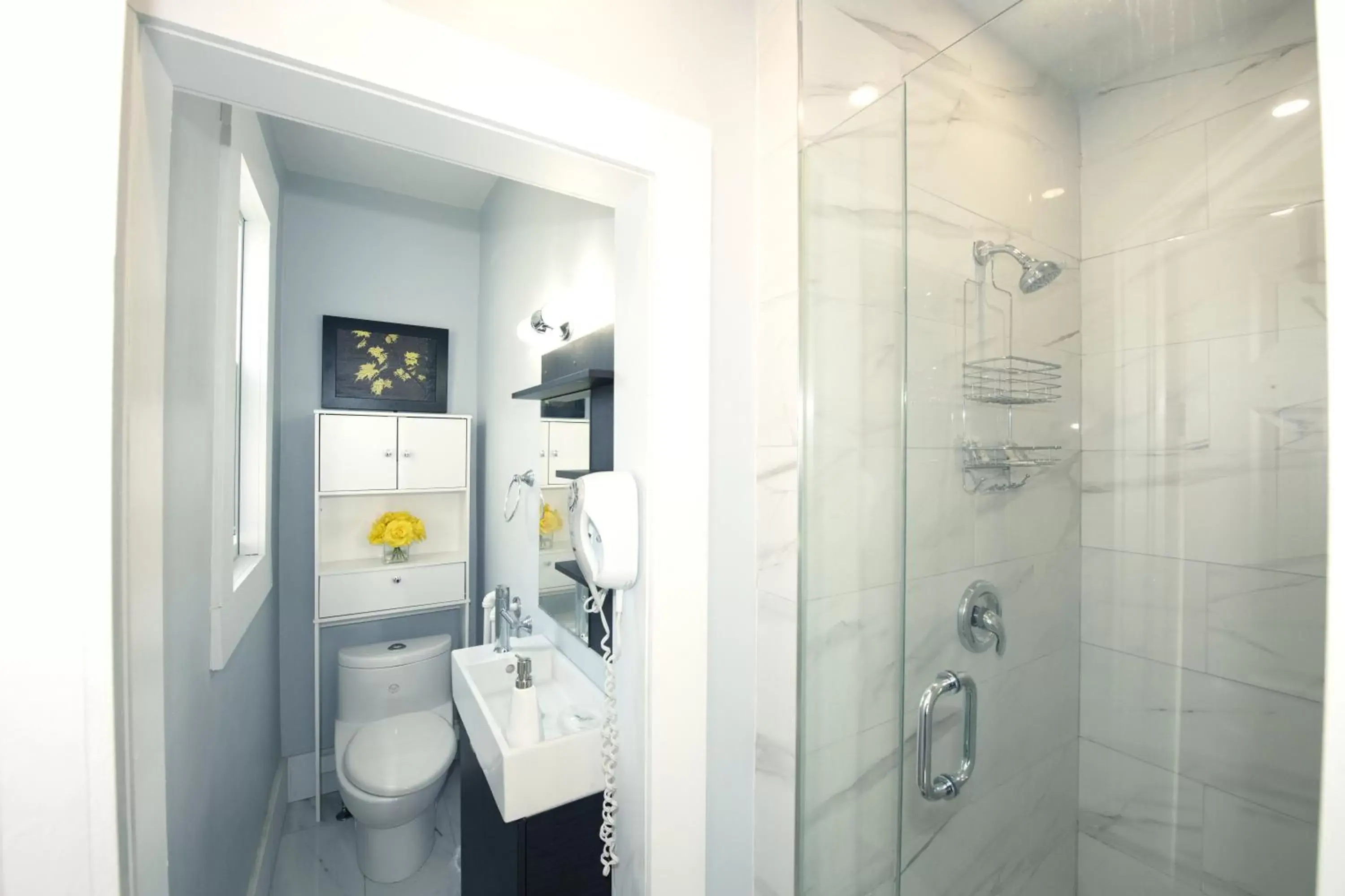 Shower, Bathroom in Serene Niagara Inn