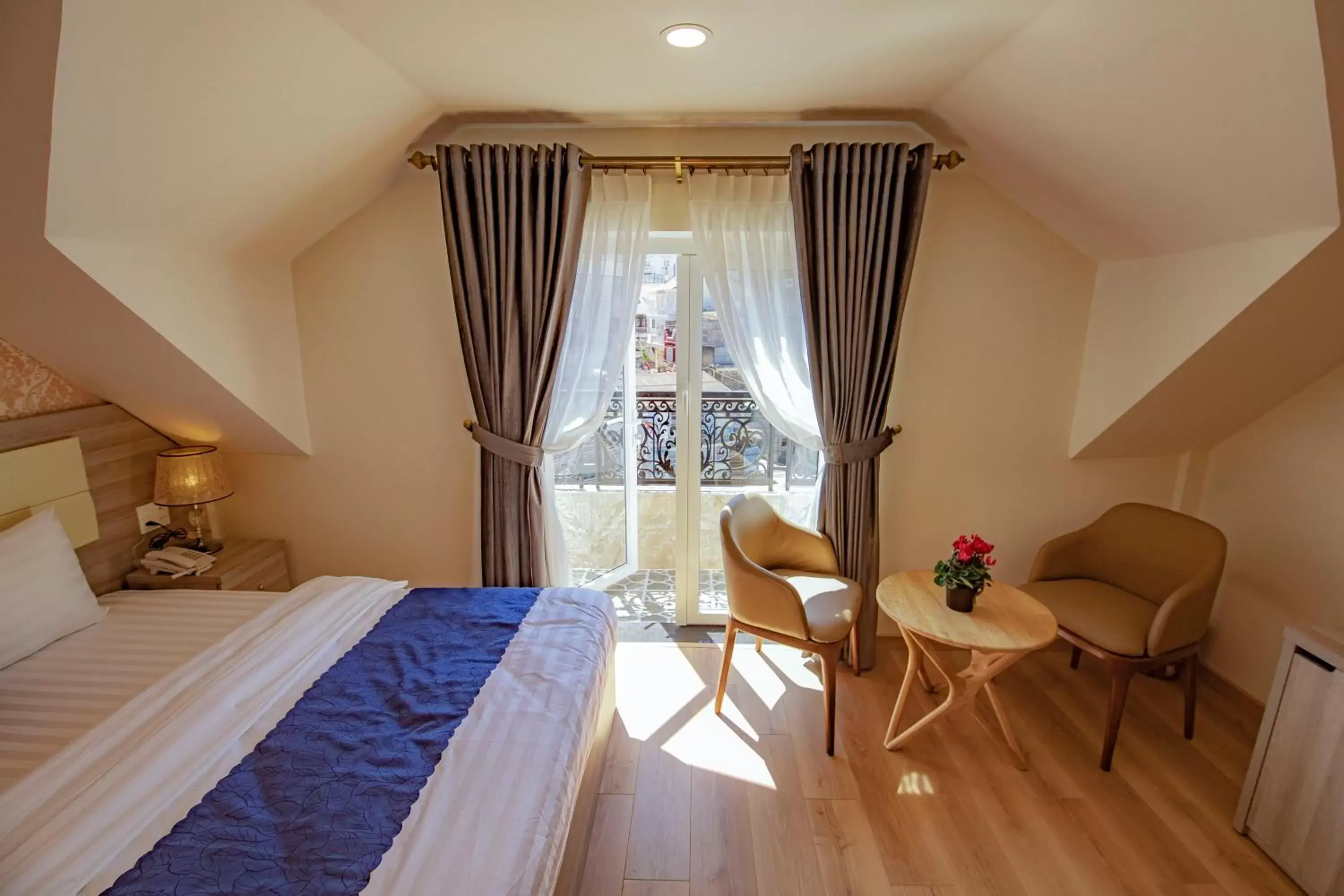 Balcony/Terrace, Bed in Khanh Uyen 1 Hotel Balcony/Terrace, Bed in Khanh Uyen 1 Hotel