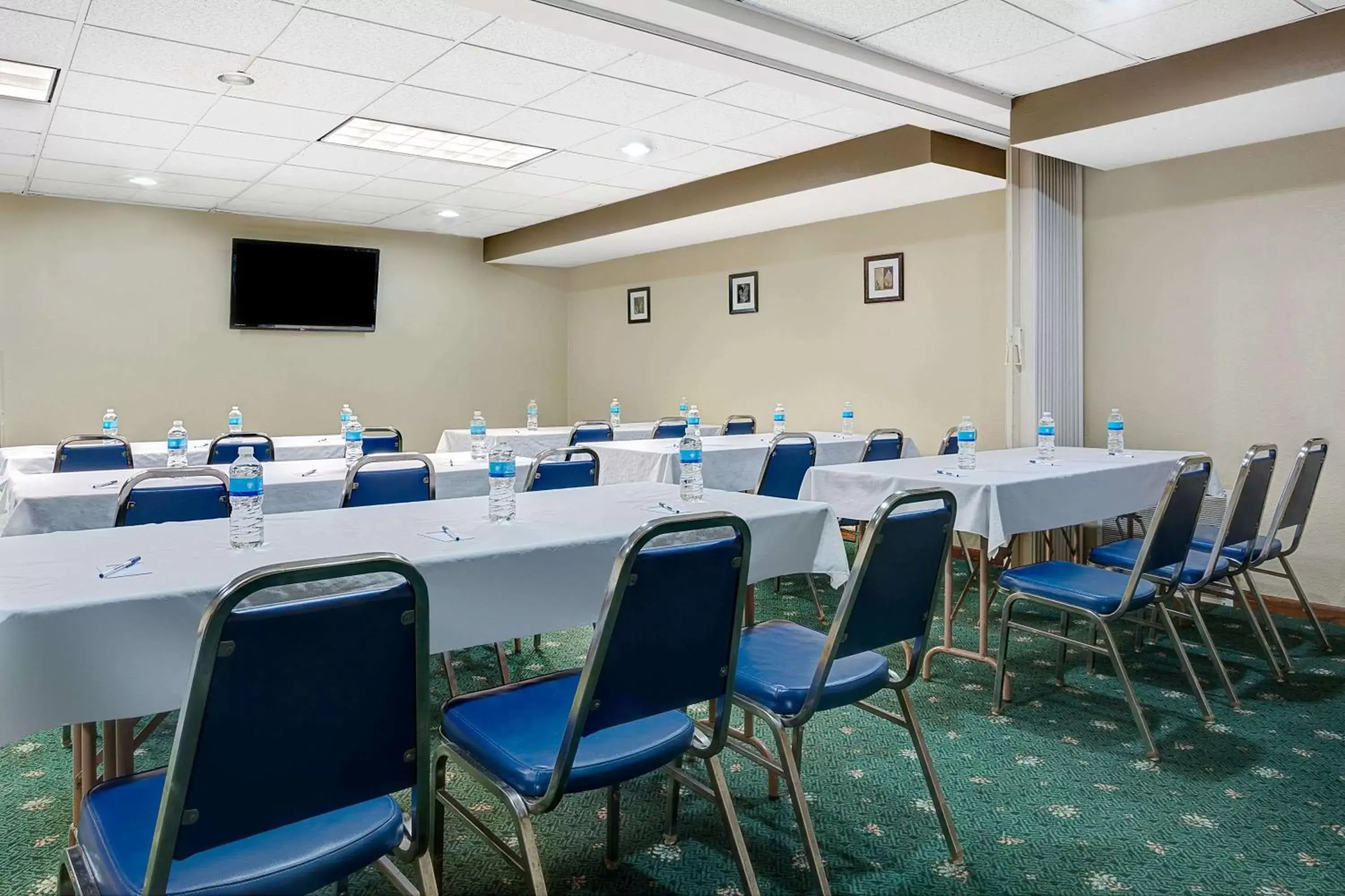 Meeting/conference room in Travelodge by Wyndham Iowa City