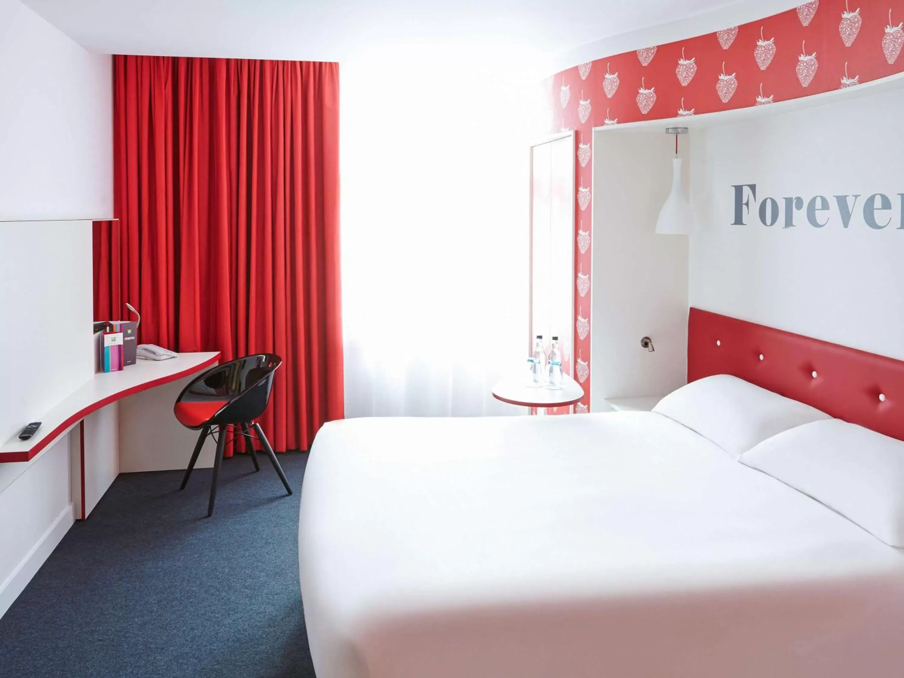 Photo of the whole room, Bed in Ibis Styles Liverpool Centre Dale Street - Cavern Quarter