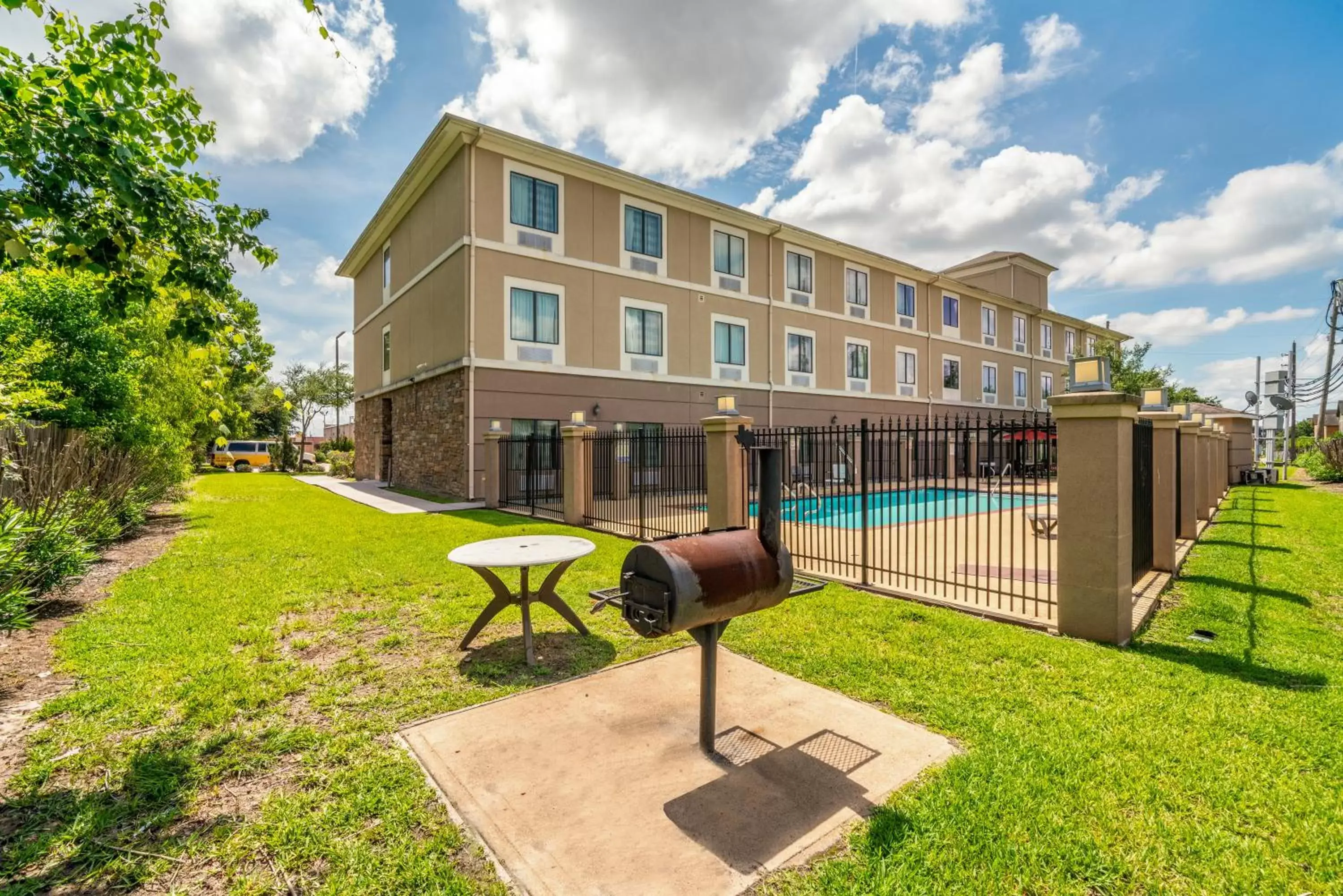 Property Building in Restwell Inn & Suites I-45 North