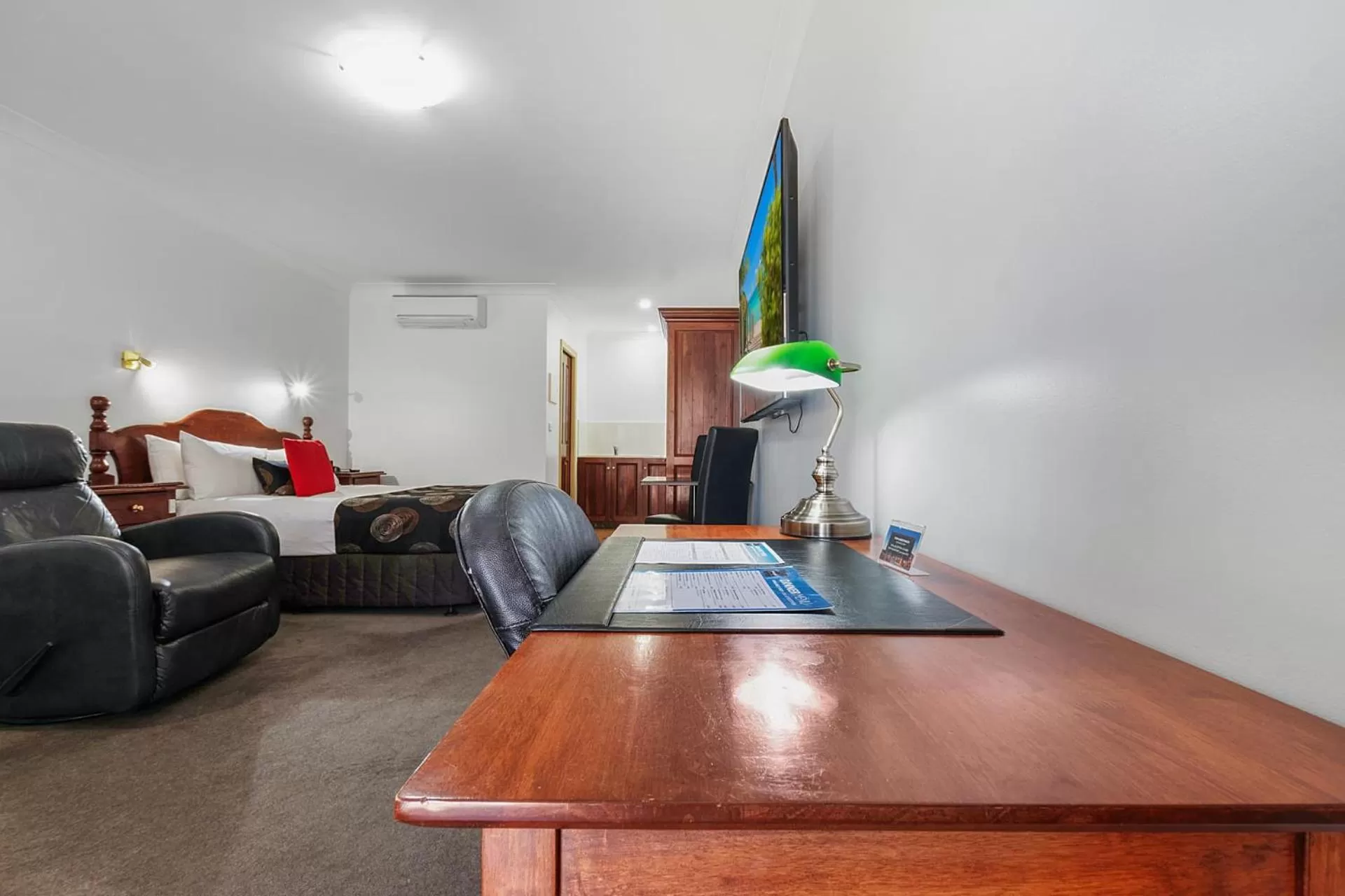 Photo of the whole room in Georgian Motor Lodge