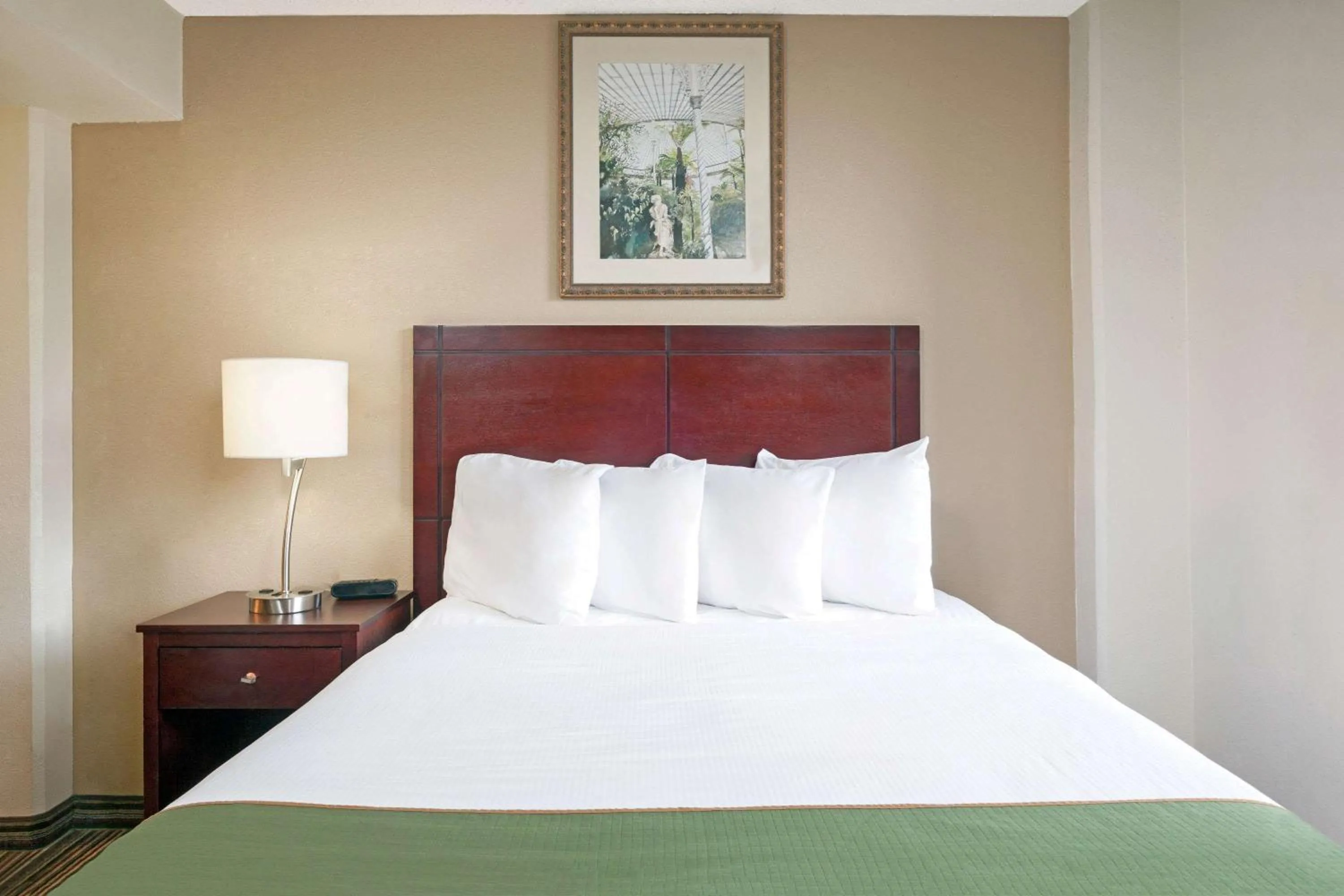 Photo of the whole room, Bed in Hawthorn Extended Stay by Wyndham Richardson