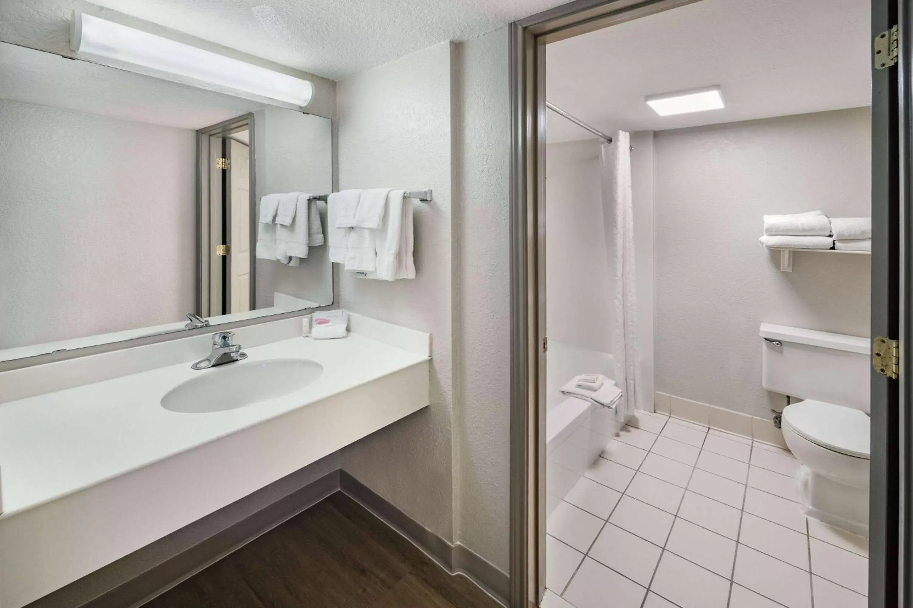 TV and multimedia, Bathroom in Days Inn by Wyndham Del Rio