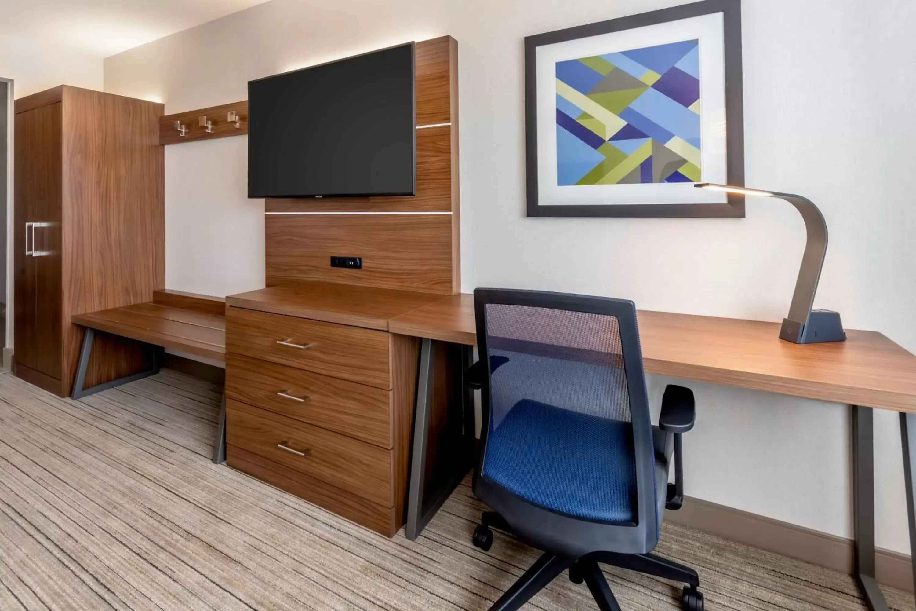 Photo of the whole room, TV/Entertainment Center in Holiday Inn Express & Suites - Milwaukee West Allis, an IHG Hotel