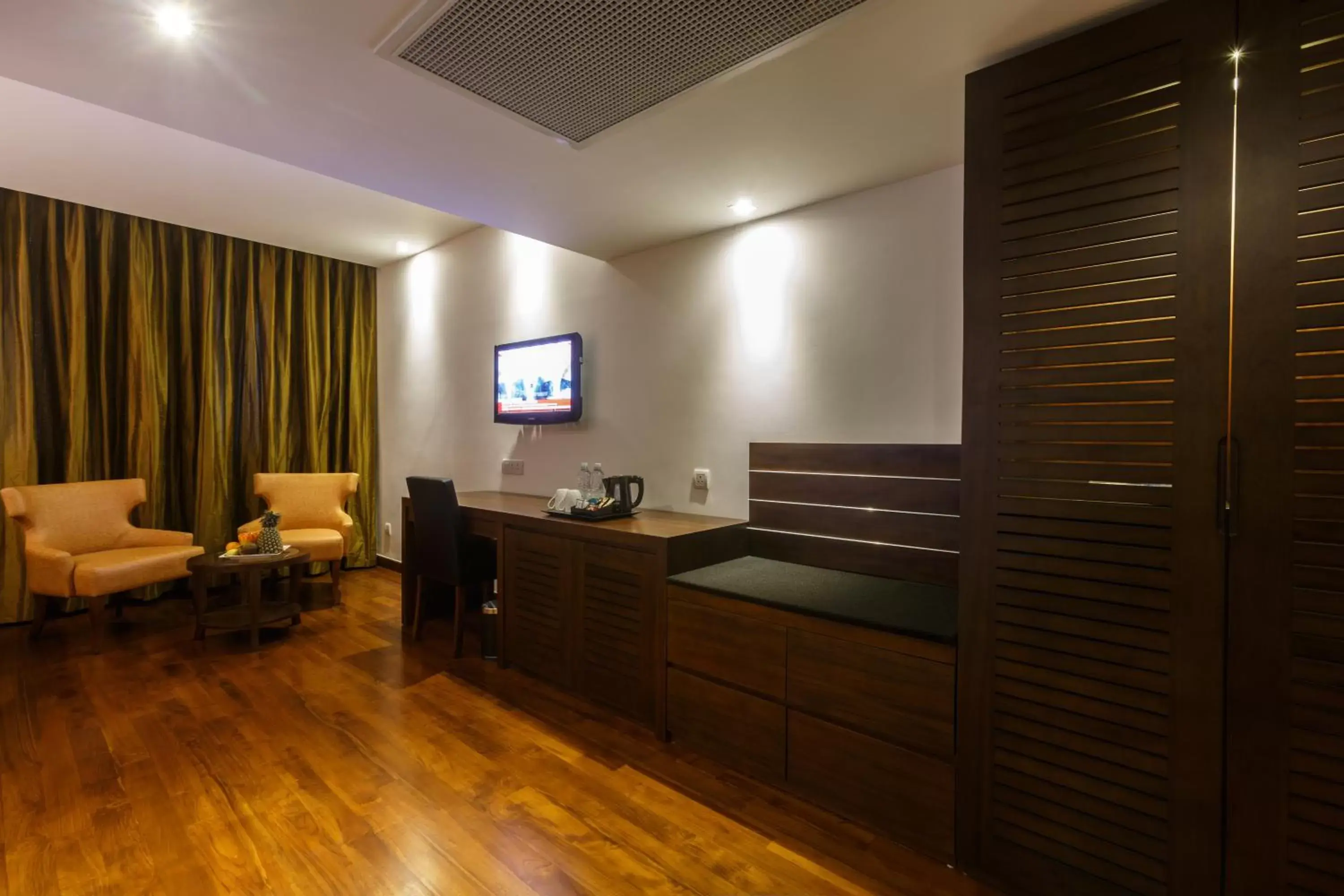 Living room, TV/Entertainment Center in Renuka City Hotel