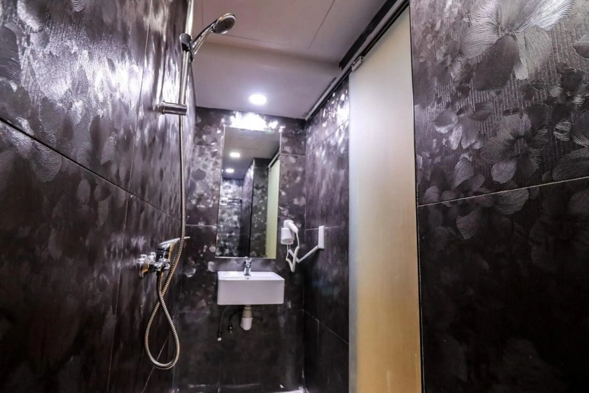 Bathroom in Hotel Calmo Chinatown