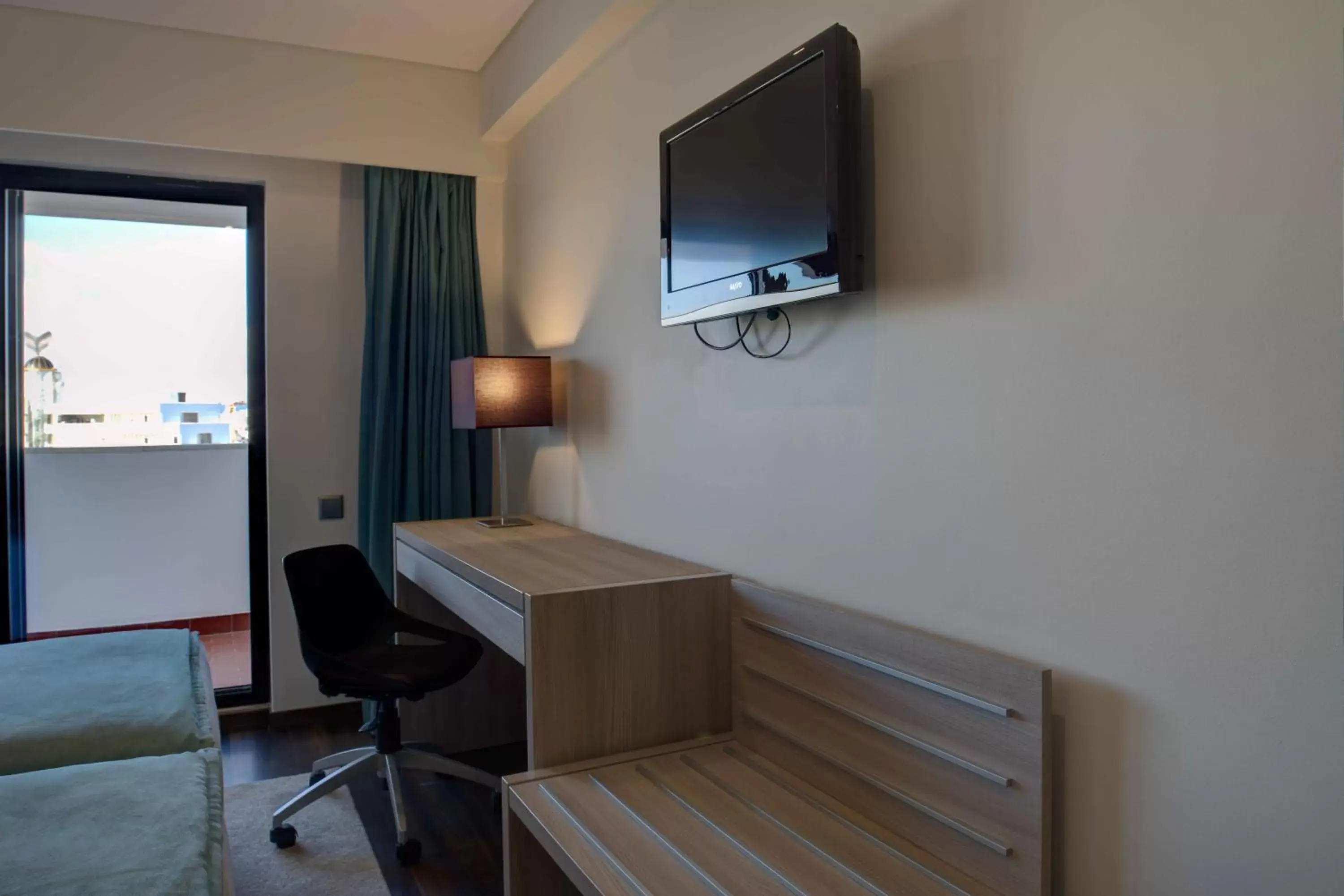 Bedroom, TV/Entertainment Center in VIP Executive Zurique Hotel
