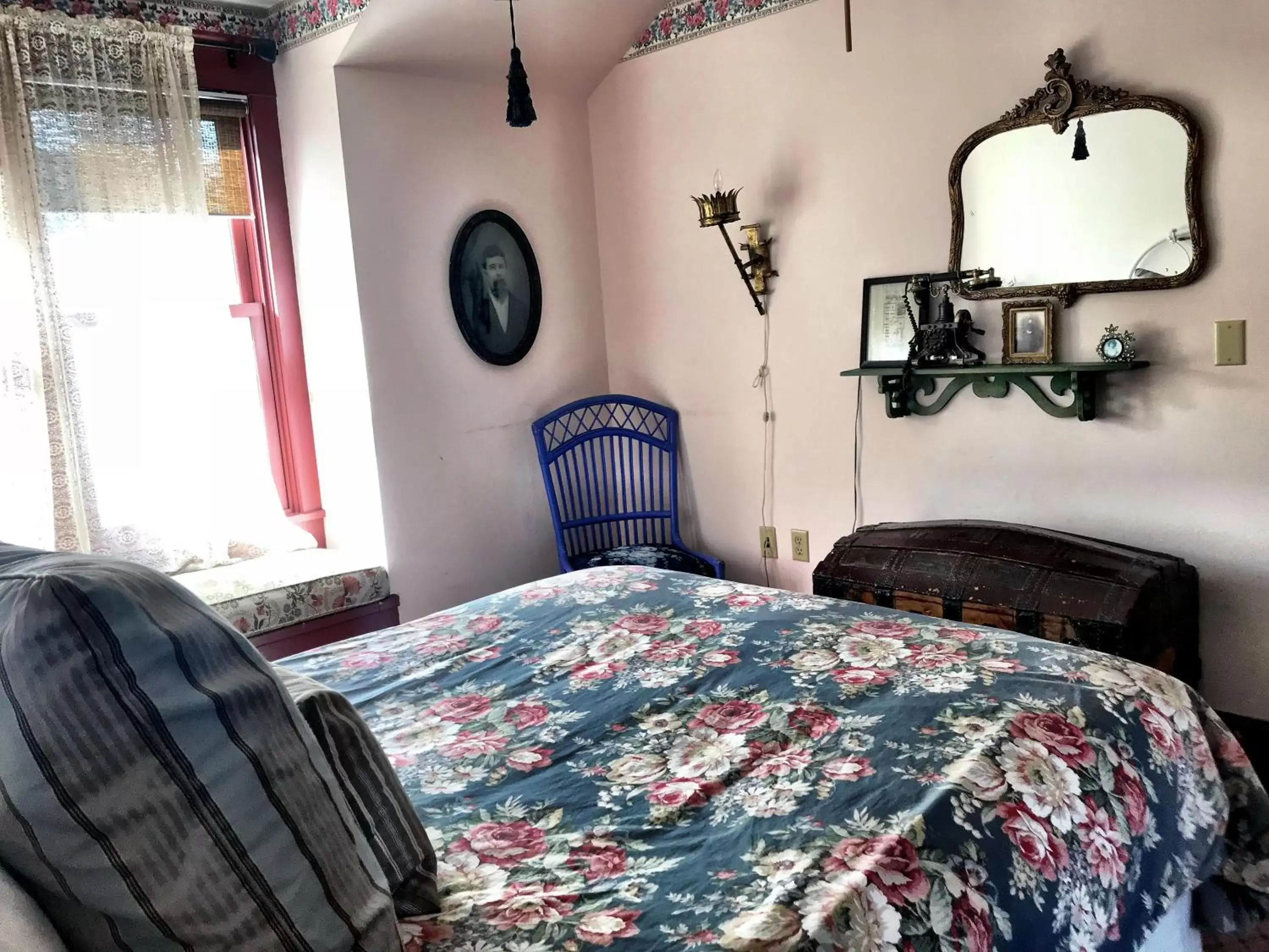 Bed in Historic Skagway Inn