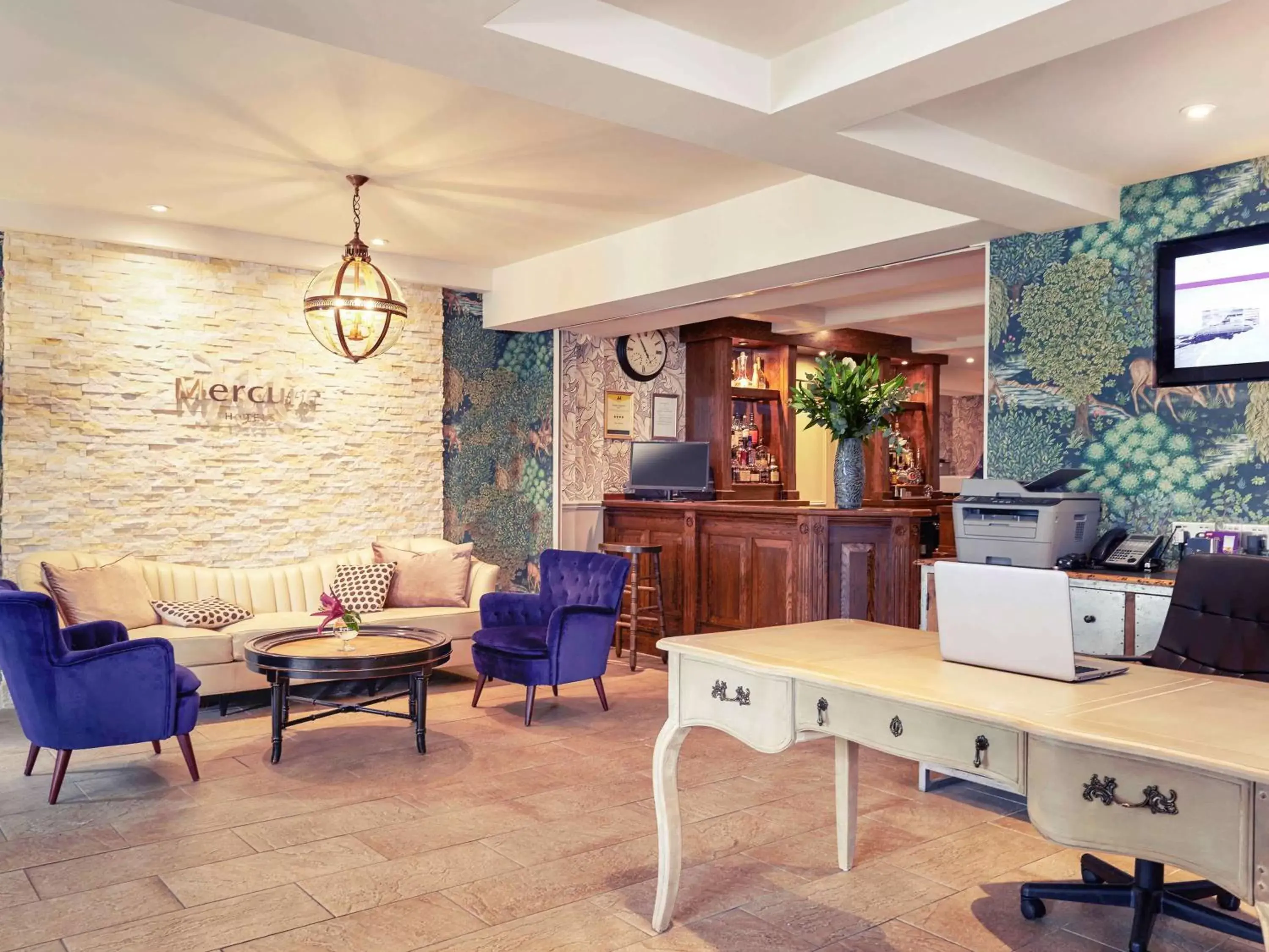 Lounge or bar in Mercure Thame Lambert Hotel