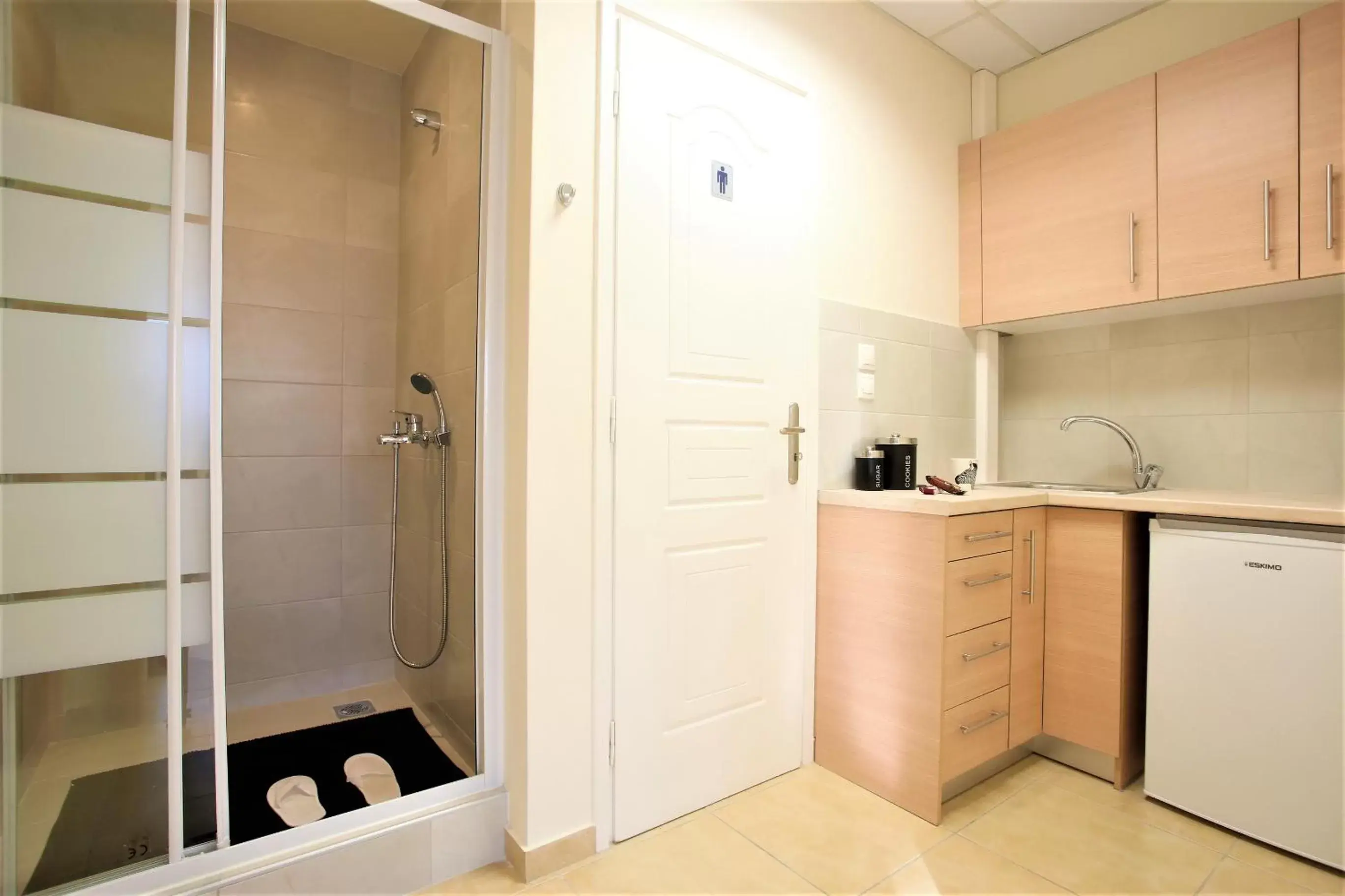 Shower, Kitchen/Kitchenette in GK Airport Suites