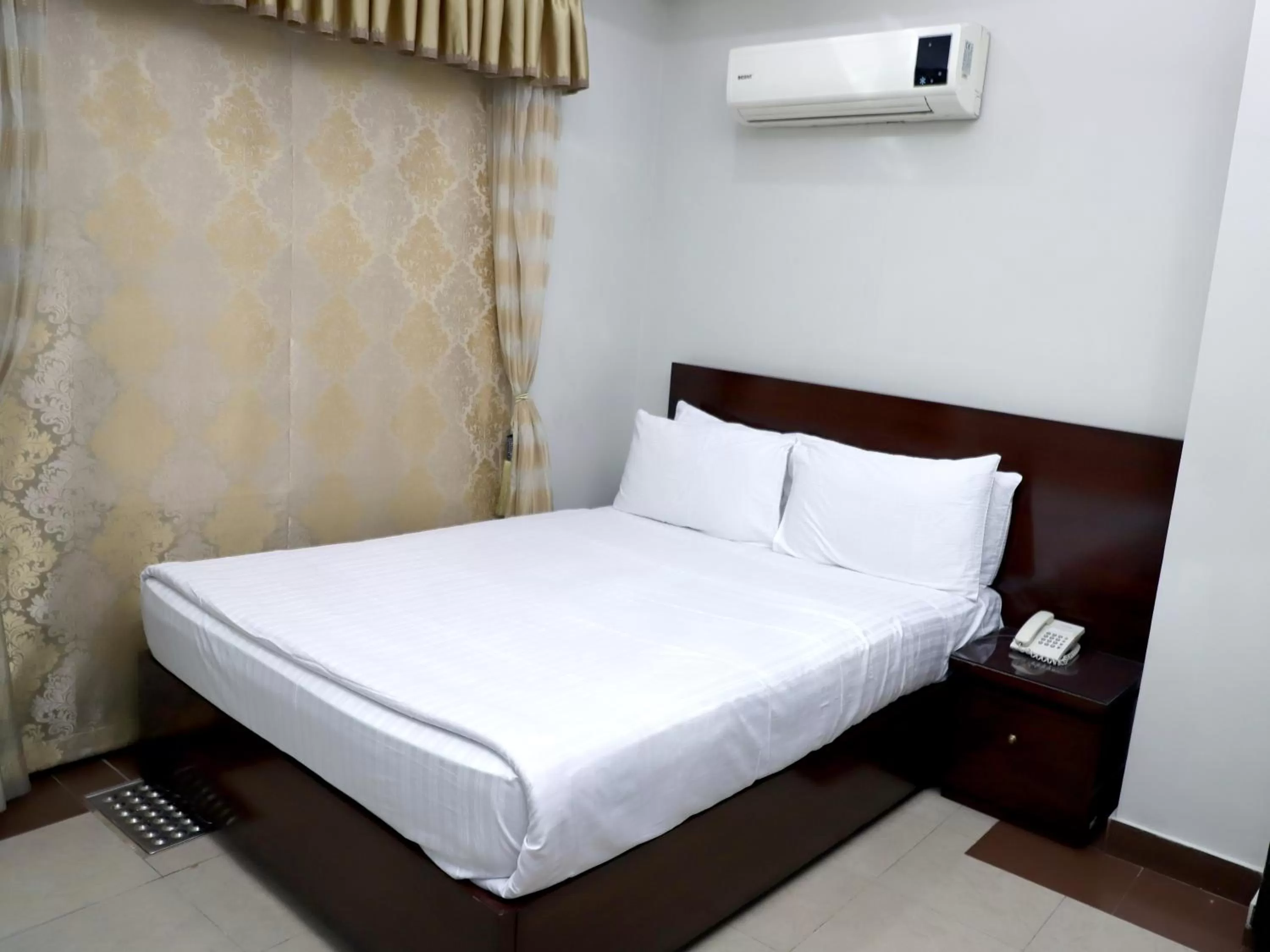 Bed in Hotel Multan Continental