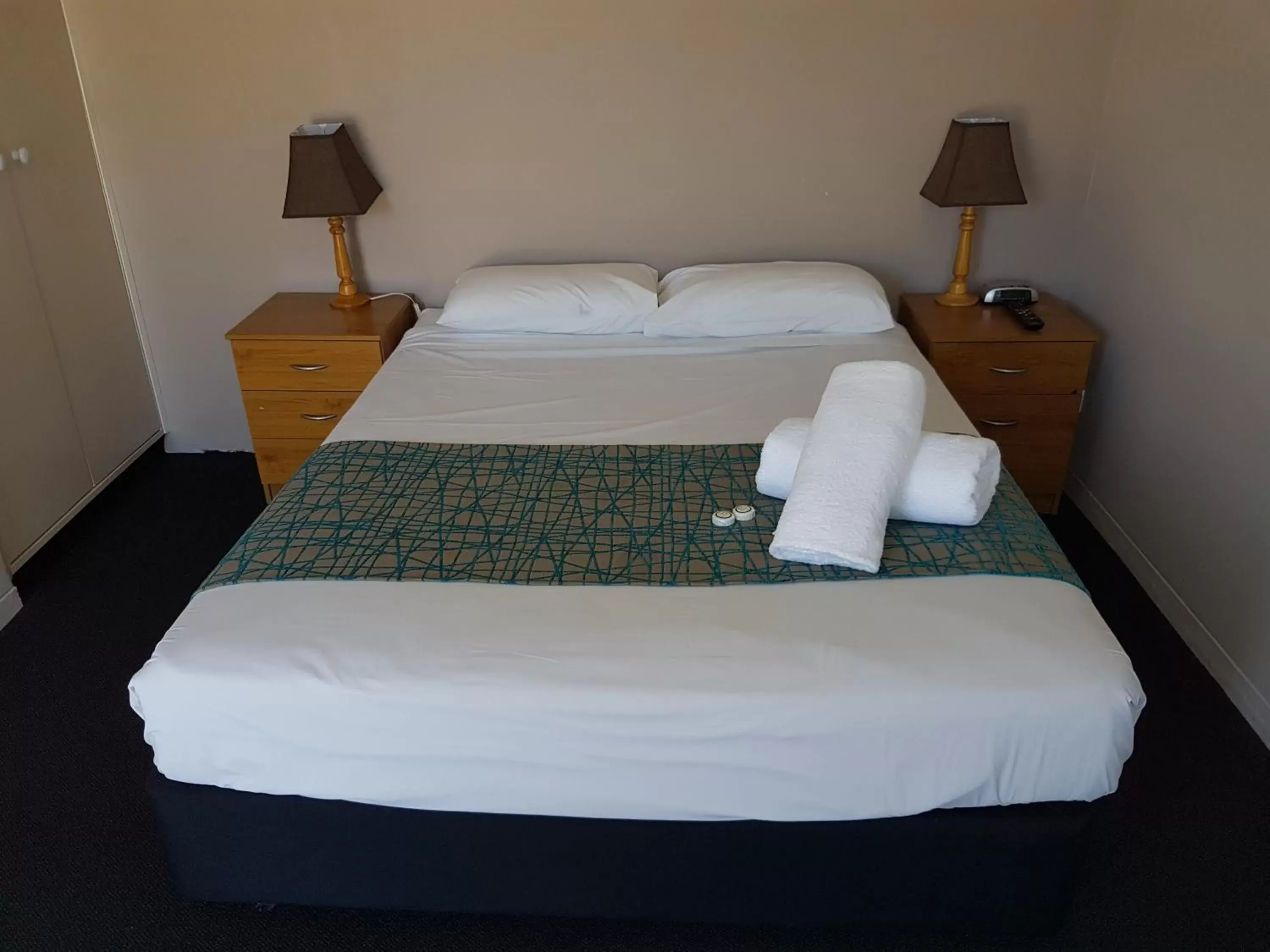Bed in Gateshead Tavern & Motel