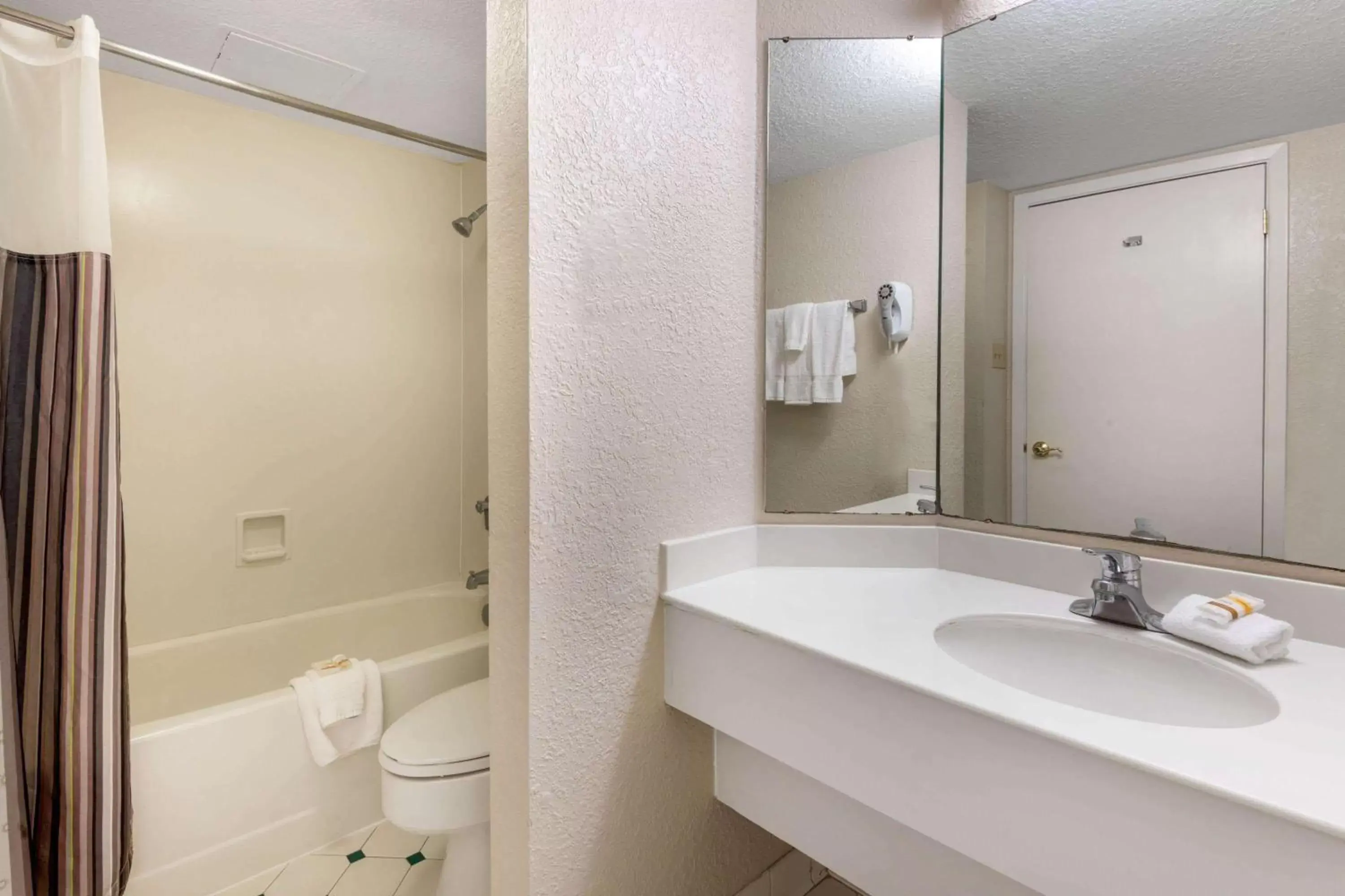 Bathroom in La Quinta Inn by Wyndham Amarillo West Medical Center