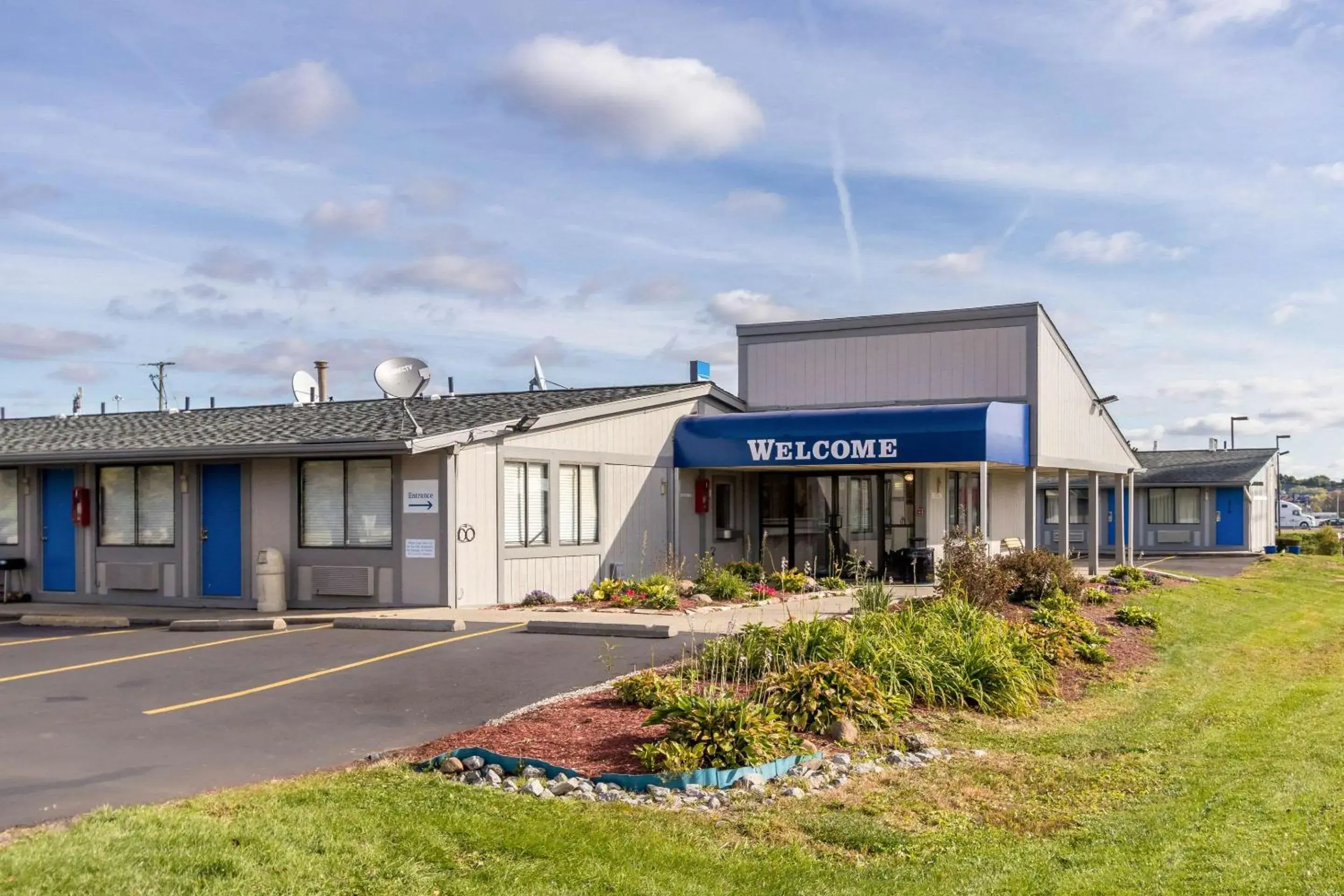 Property building in Rodeway Inn Near Hall of Fame Property building in Rodeway Inn Near Hall of Fame
