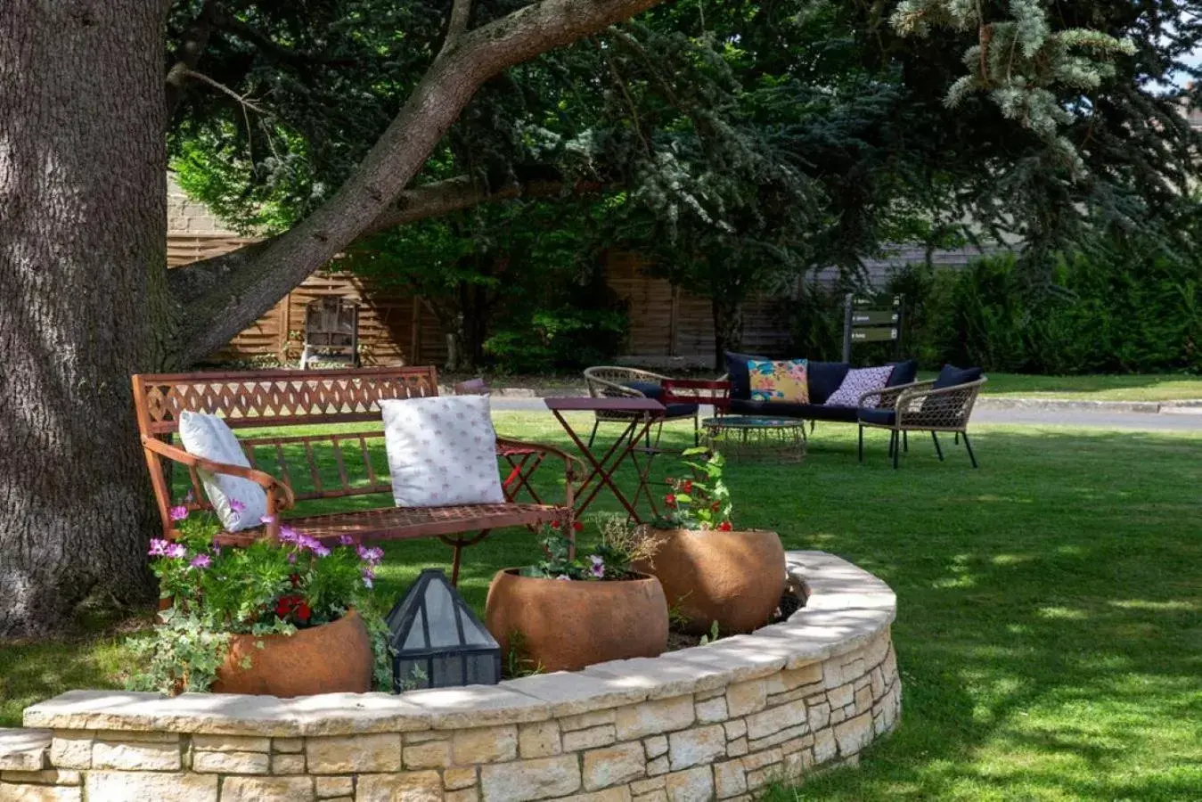 Garden in BEST WESTERN La Porte des Châteaux