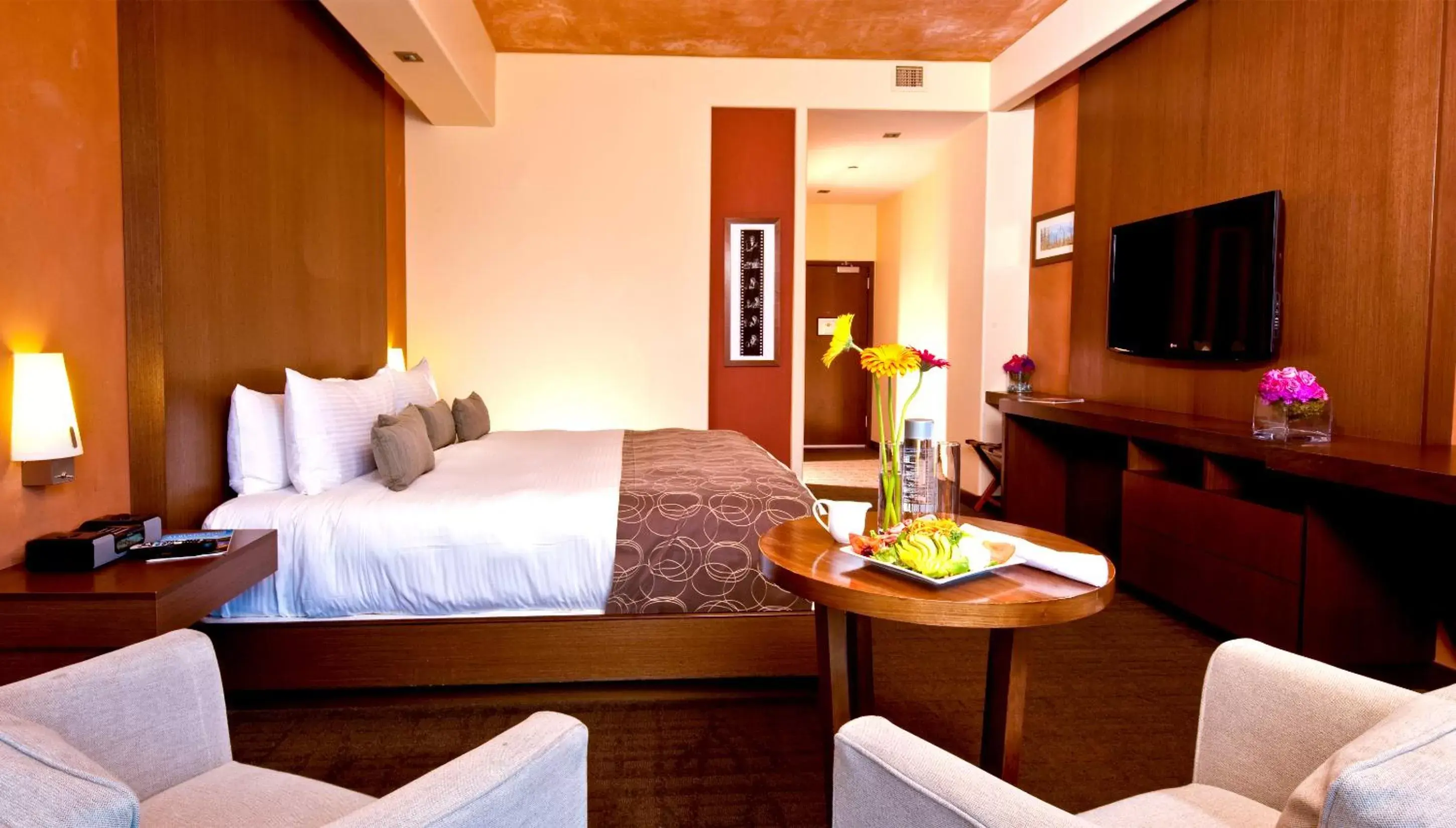 Photo of the whole room, Bed in Isleta Resort & Casino
