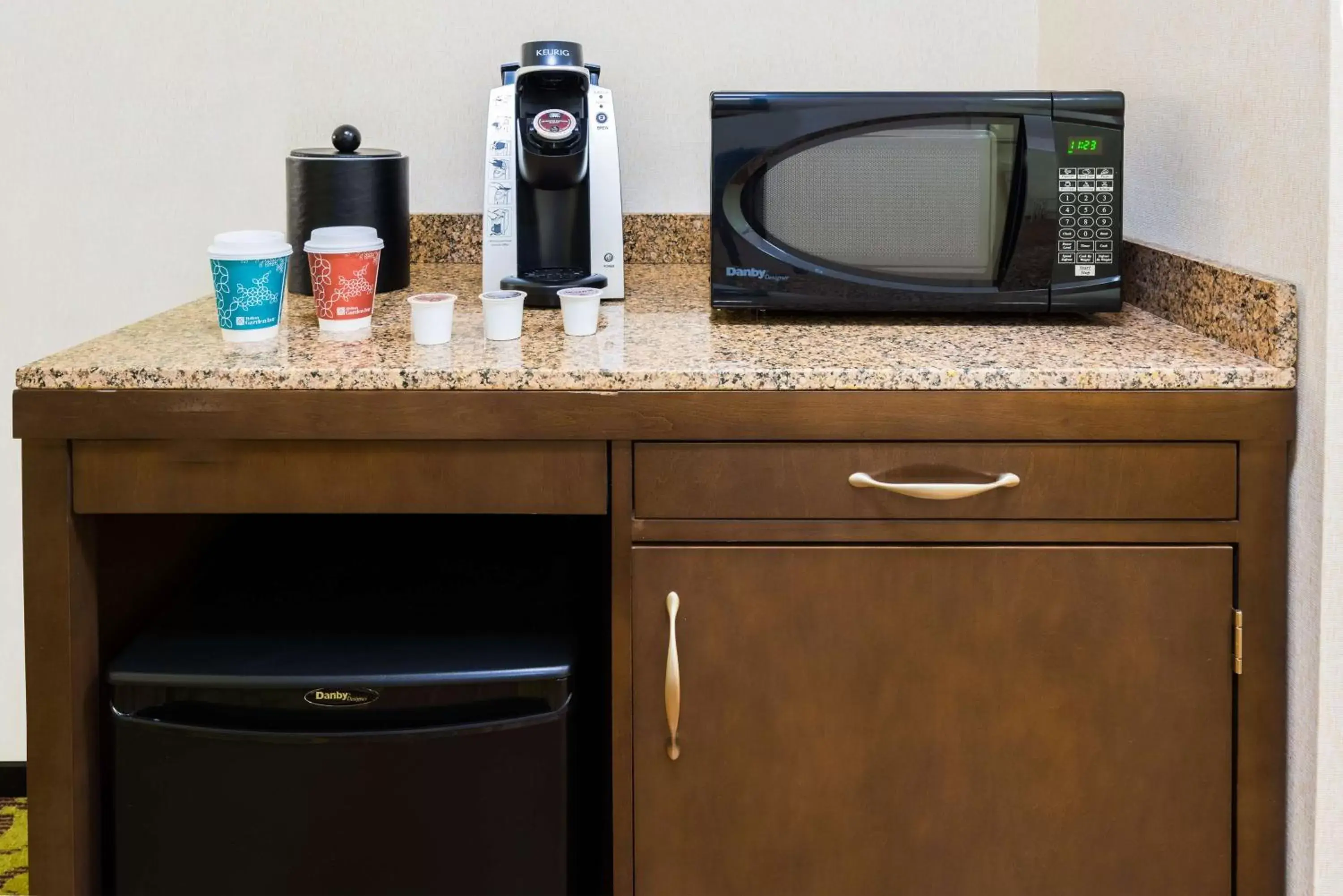 Kitchen or kitchenette, TV/Entertainment Center in Hilton Garden Inn Wayne